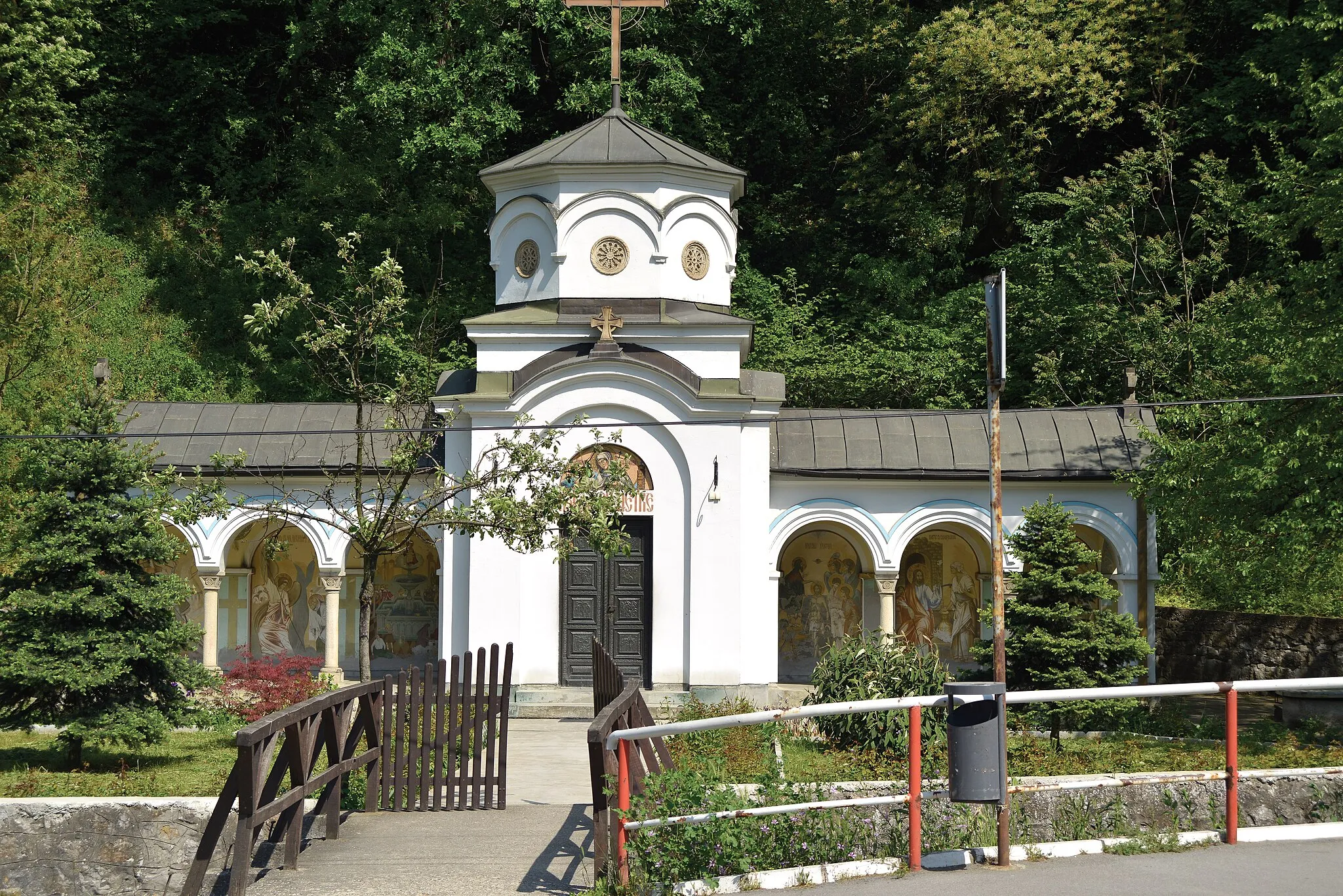 Photo showing: Rakovica monastery, Belgrade, Serbia - fountain of the Holy Parascheva of the Balkans, near the Monastery