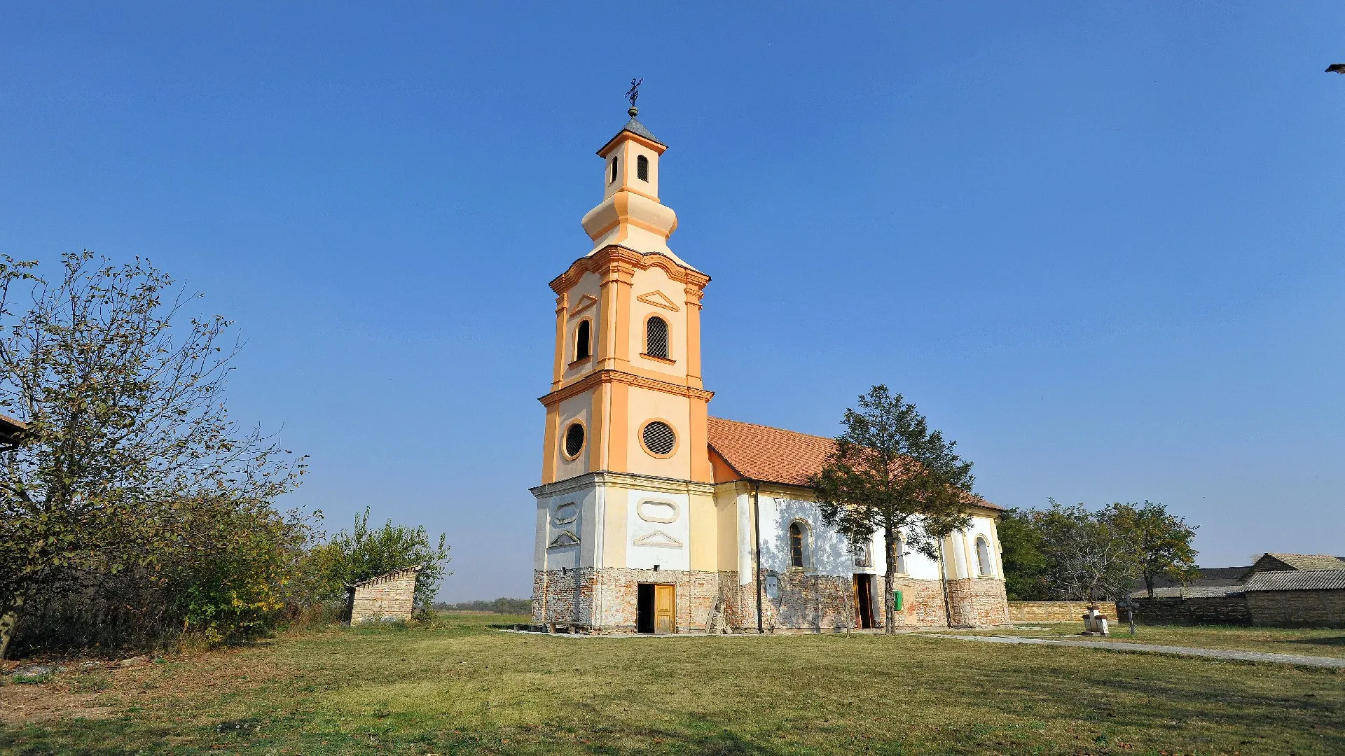 Photo showing: Side view of Church of Saint Nicholas in Karlovčić