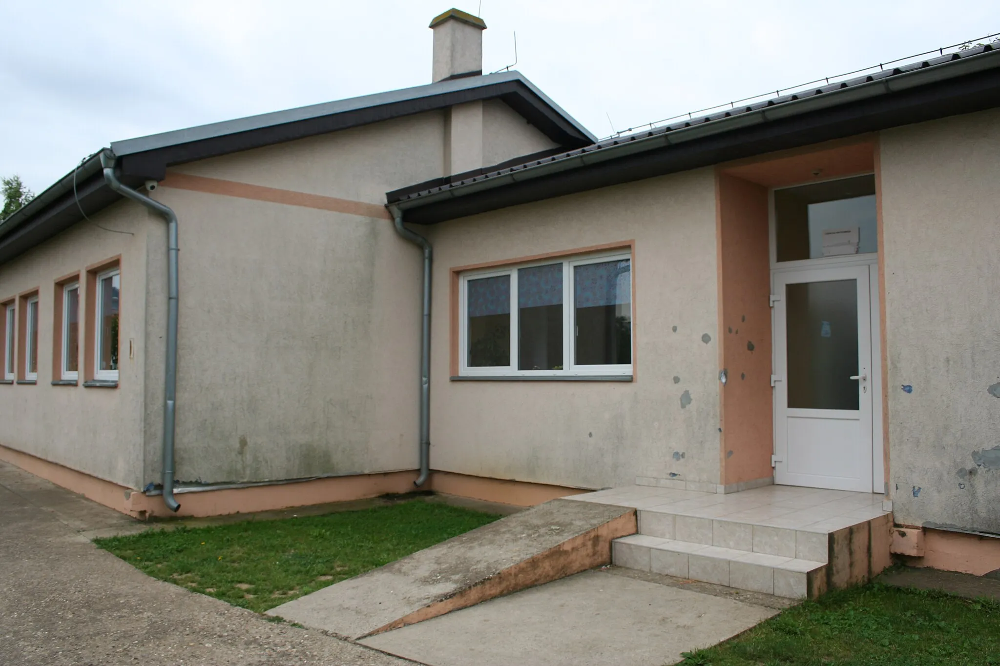 Photo showing: Nova zgrada seoske škole, Zasavica II