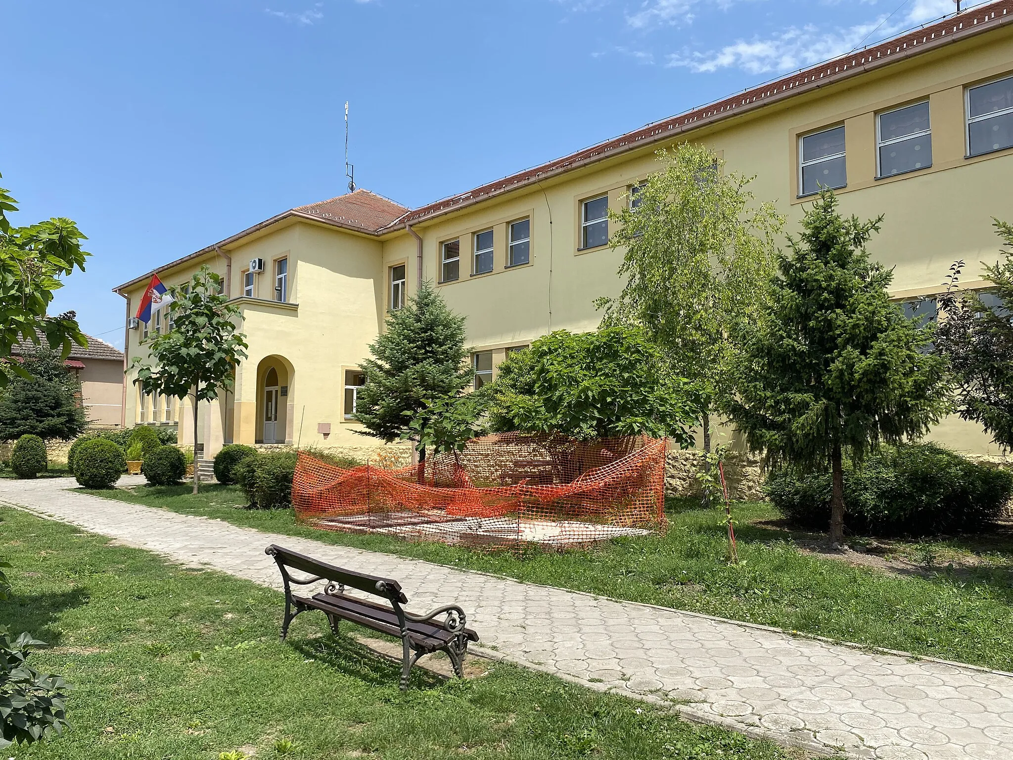 Photo showing: Зграда Основне школе „Сава Жебељан“ у Црепаји, општина Ковачица.