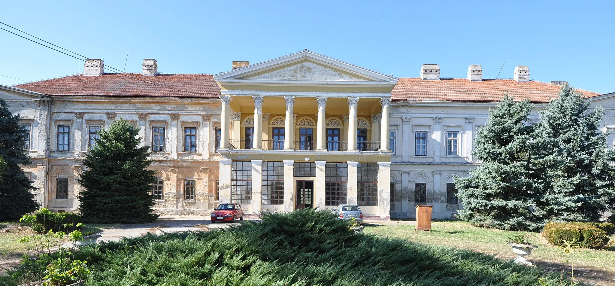 Photo showing: Karácsonyi Castle in Novo Miloševo - front view