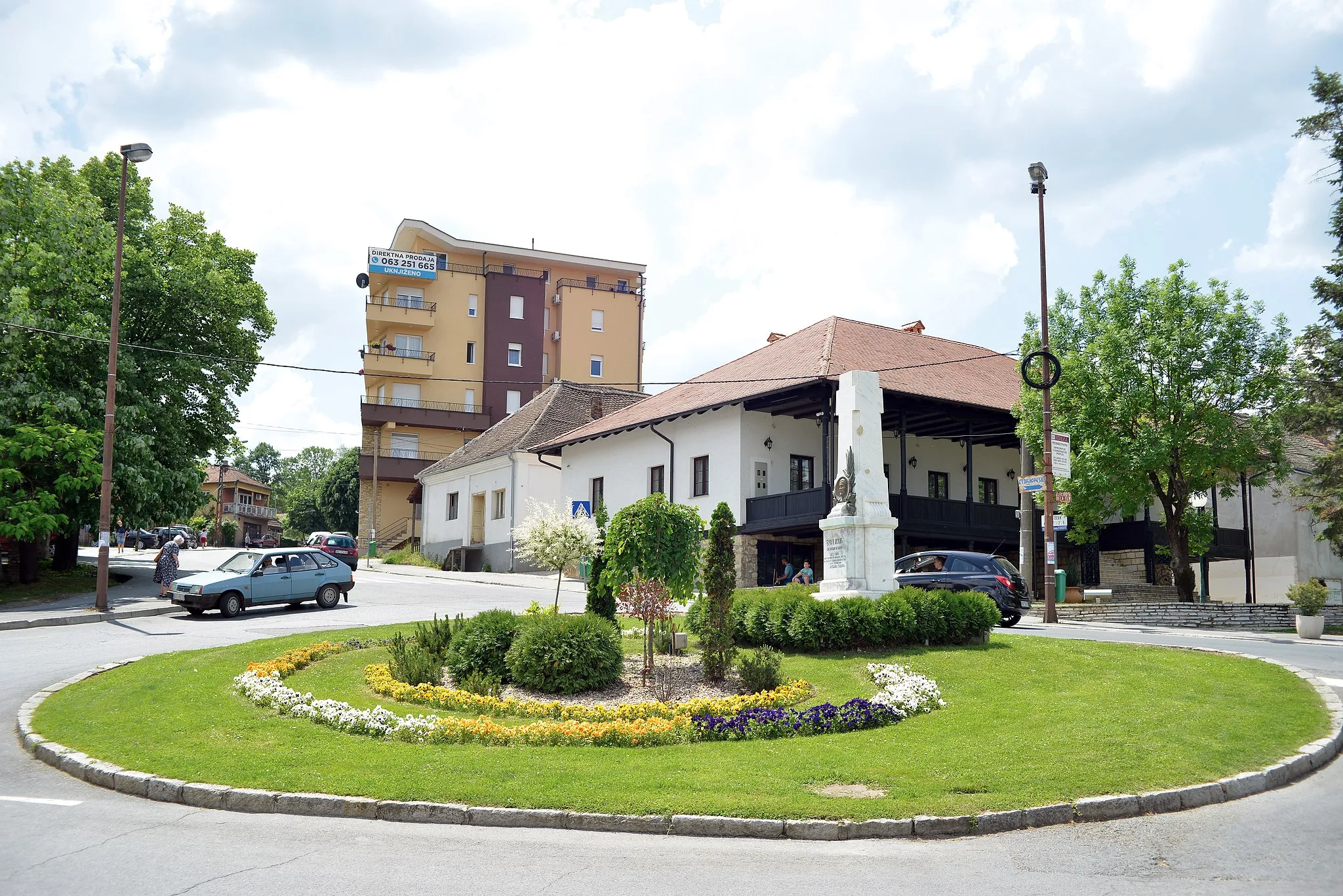 Photo showing: City center of Sopot,  a municipality of the city of Belgrade (Serbia) with monument to former deputy Djura Prokic (1873-1914), killed in the First World War