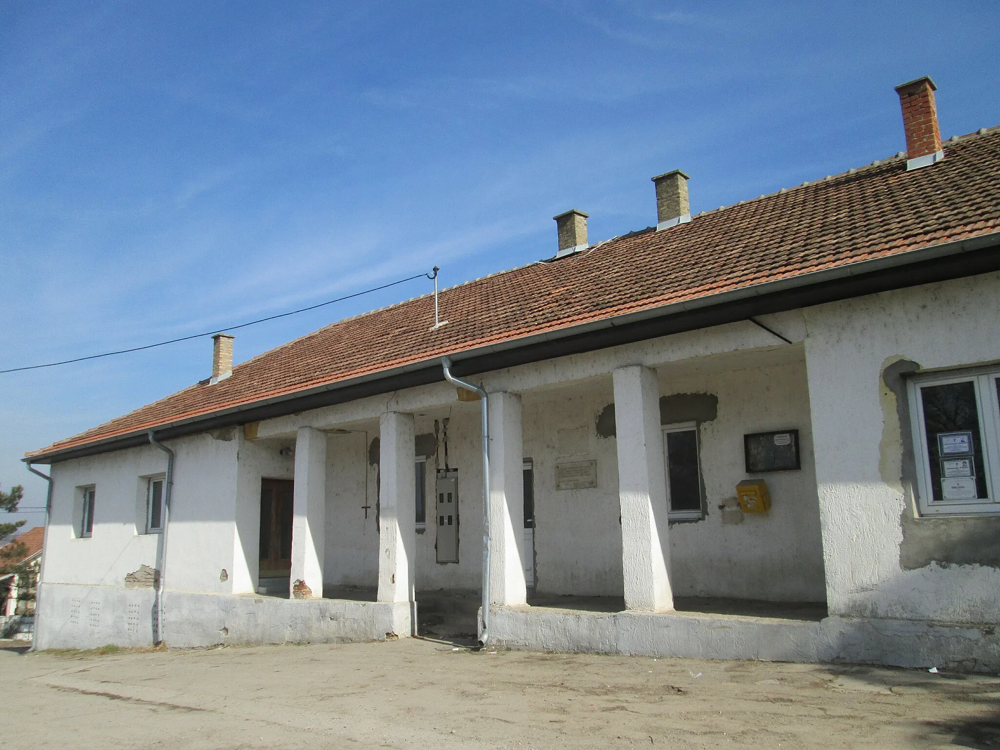 Photo showing: Community Center and Post office, Popović