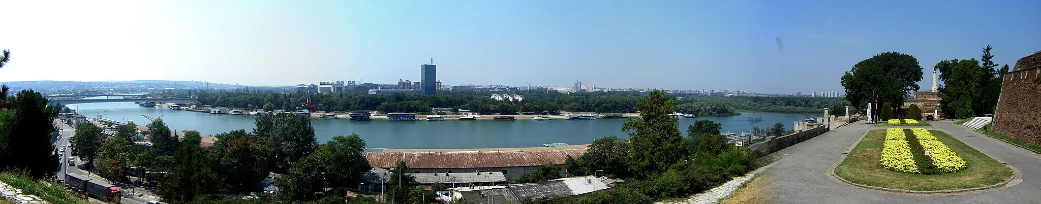 Photo showing: Panorama of Belgrade - Sava River and Novi Beograd - from Kalemegdan fortress