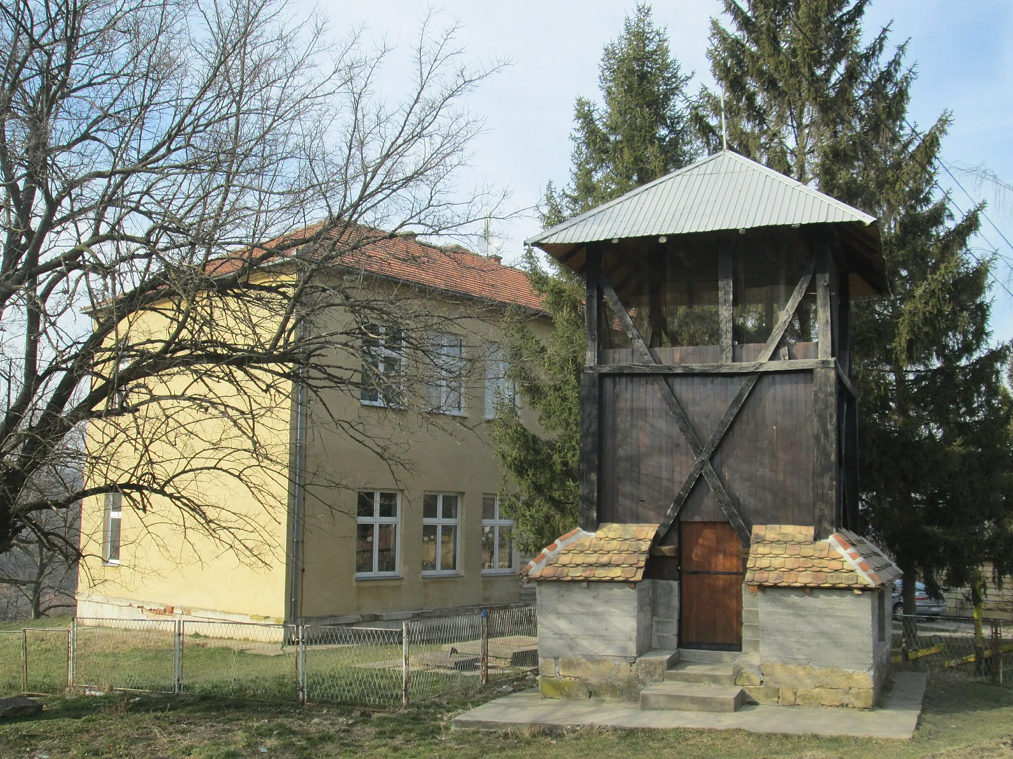 Photo showing: Primary school "Momčilo Živojinović" and wooden belfry, Šepšin