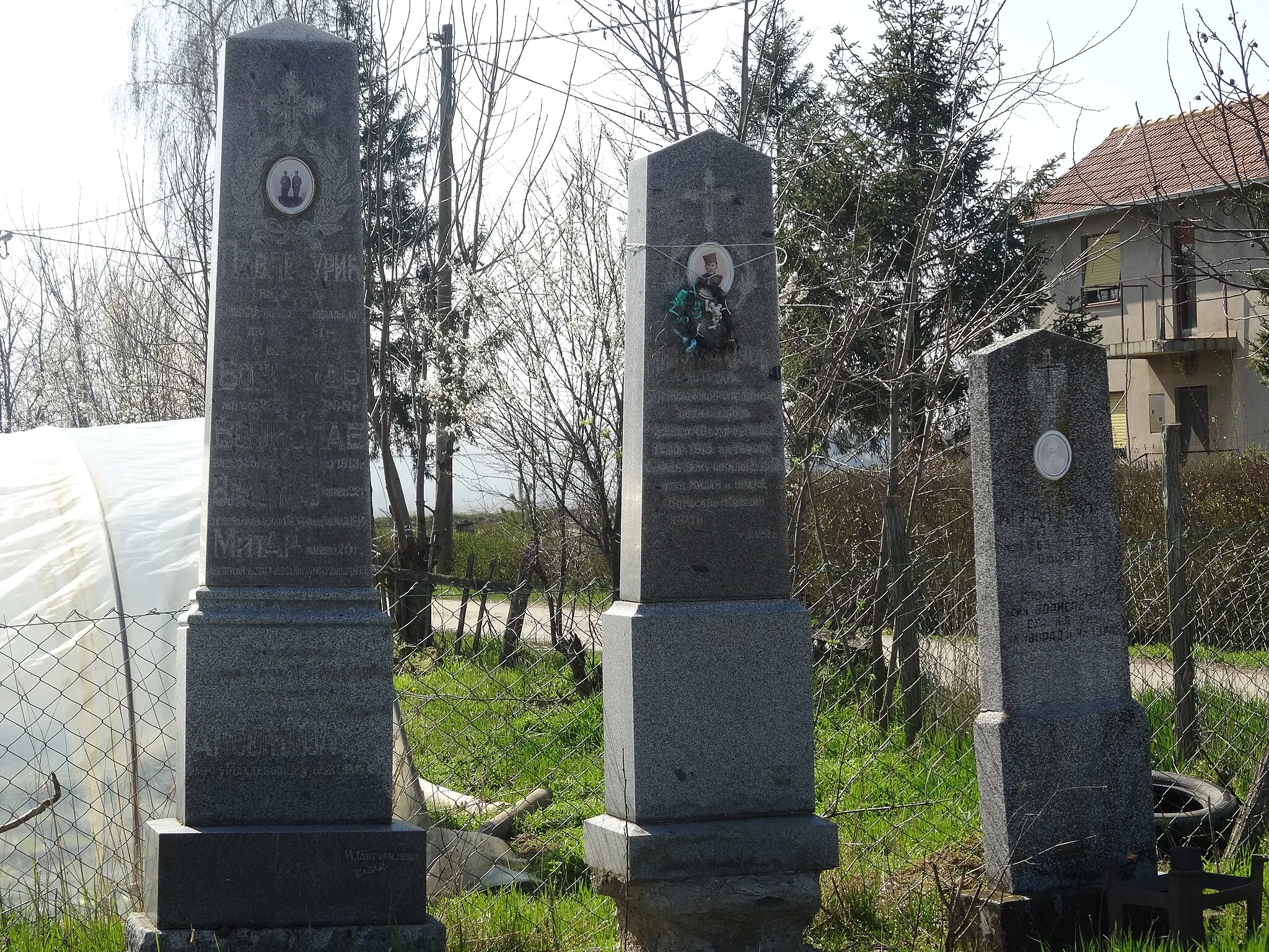 Photo showing: Ratari, Tombstones by the street