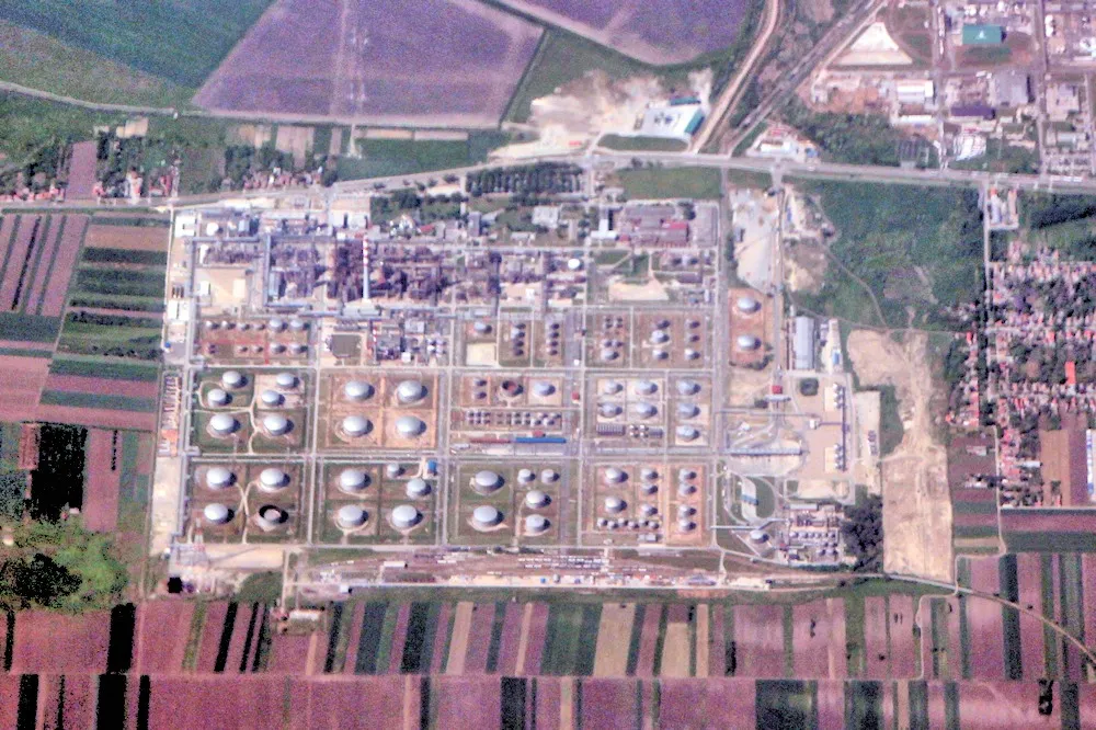 Photo showing: Naftna Industrija Srbije (NIS) oil refinery in Pančevo, Serbia.