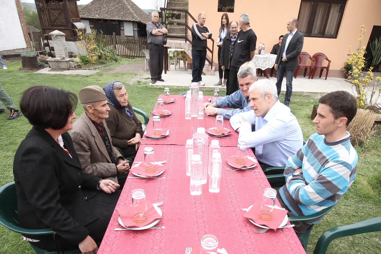 Photo showing: Kandidat za predsednika Srbije i predsednik Demokratske stranke Boris Tadić u u poseti domaćinstvu porodice Grčić, gde je prisustvovao tradicionalnom običaju farbanja jaja za Uskrs (13. april 2012); Foto servis DS