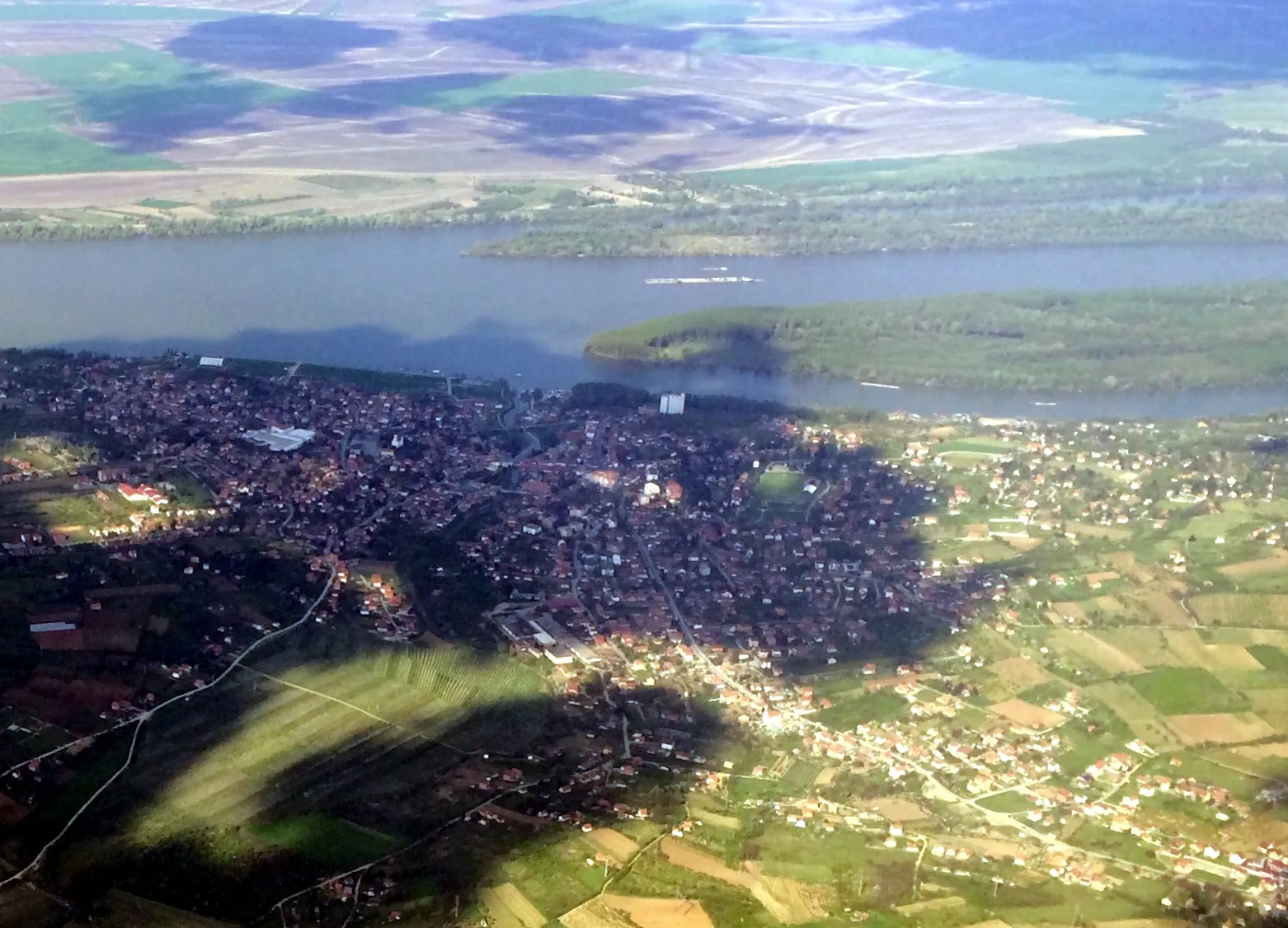 Photo showing: Aerial view over Donau with settlement Grocka, and island Grocanska Ada, in the municipality of Grocka, east of Beograd (Serbia)