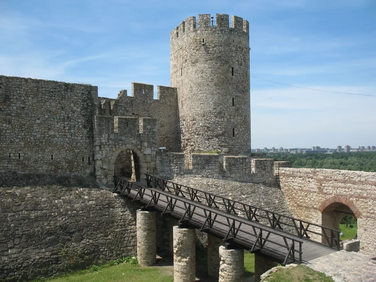 Photo showing: Despots Tower with gate in Belgrade fortress, Serbia.