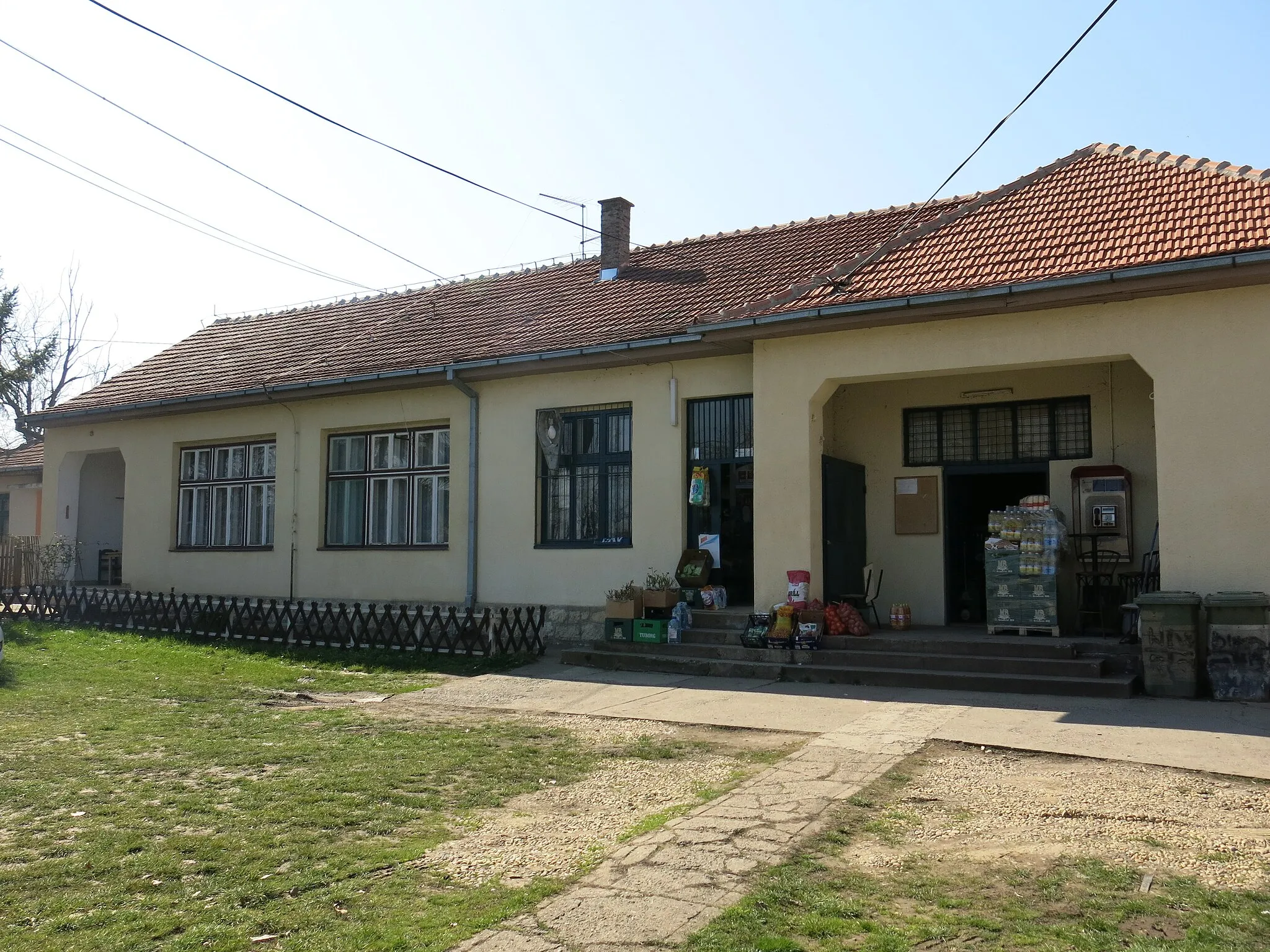 Photo showing: Rucka, Public building