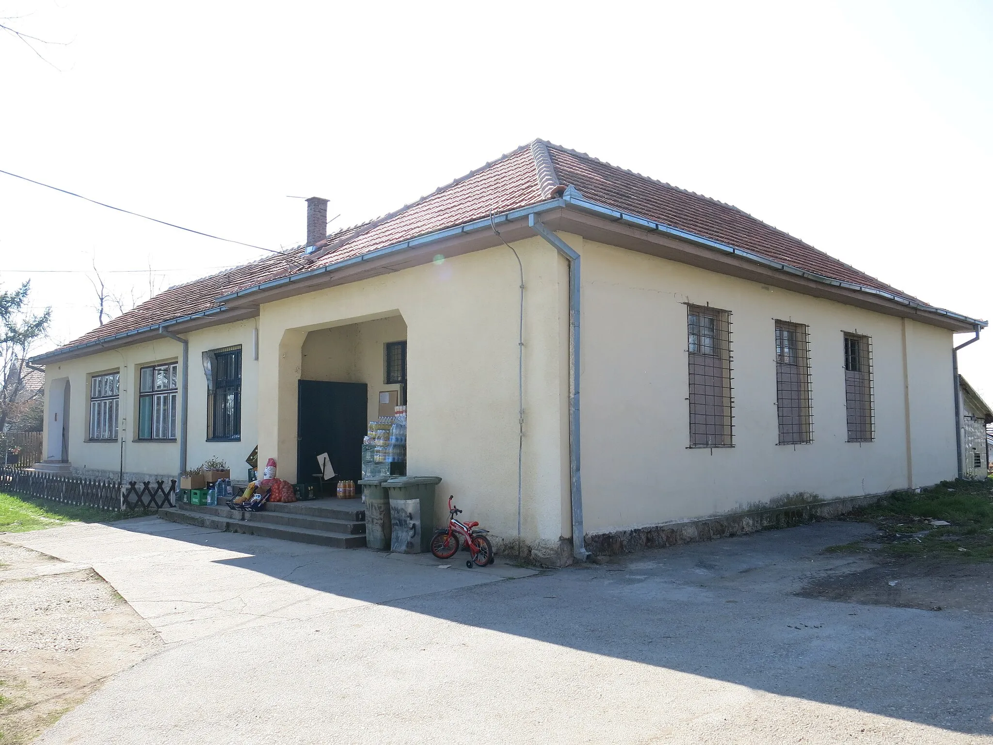 Photo showing: Rucka, Public building