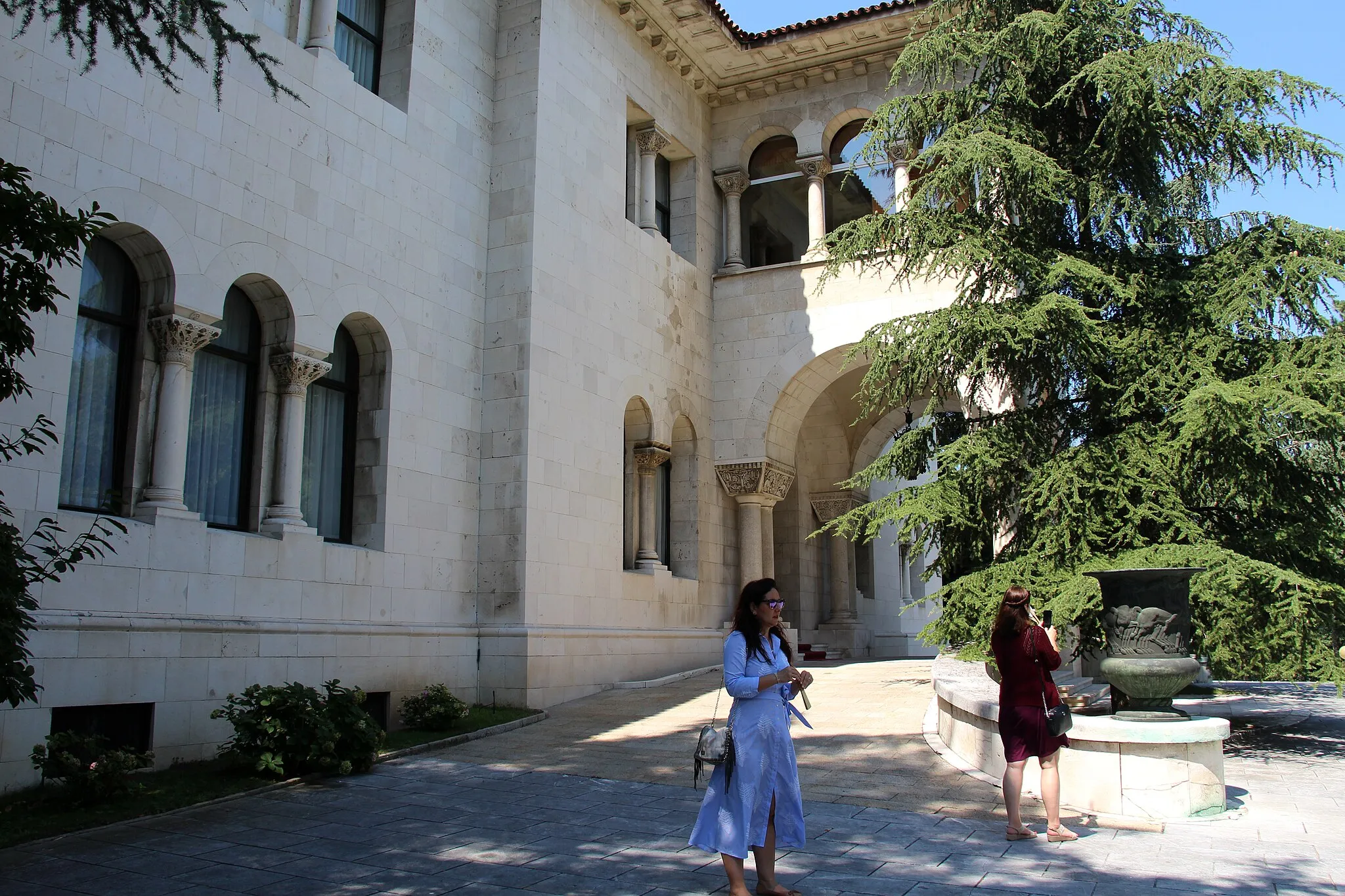 Photo showing: Dedinje - Bulevar kneza Aleksandra Karađorđevića
The Royal Palace is a grand stucco villa in the Serbo-Byzantine style  built as an ideal home for King Alexander I and Queen Maria. The King thought that it would be a nice and quiet place, away from the city noise and curious public eyes.
Arch. Živojin Nikolić, assisted by Russian immigrant architects Nikolai Krasnov and Victor Lukomsky

1924-29