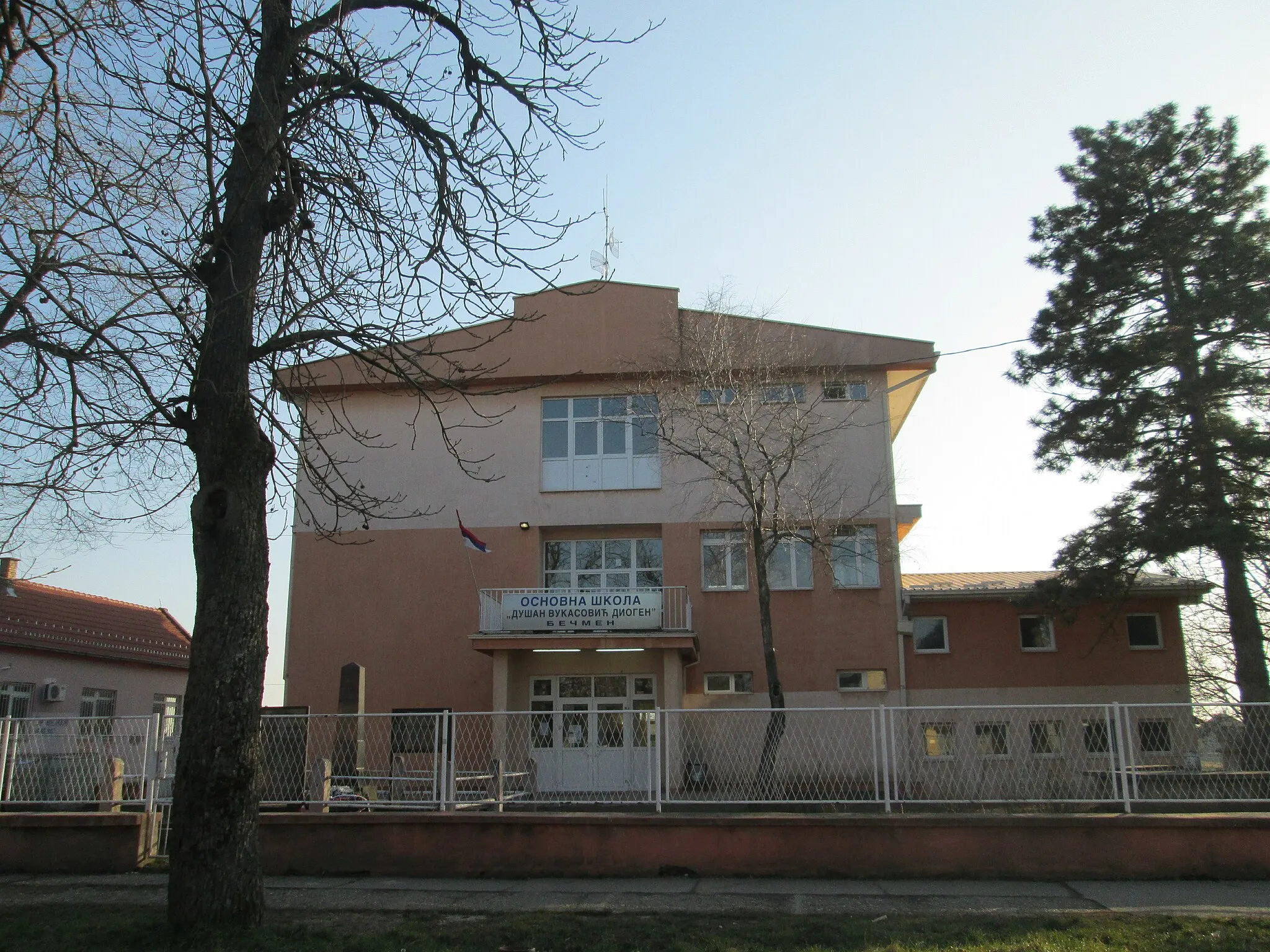 Photo showing: Primary school "Dušan Vukasović Diogen" in Bečmen