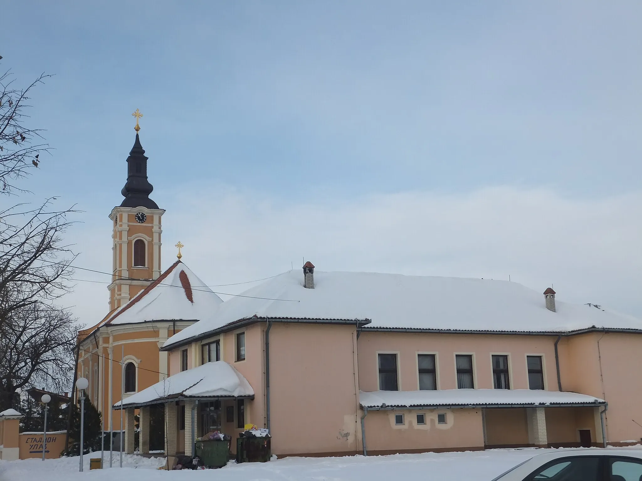 Photo showing: Police and cultural center building and Church of Saint Nicholas in Šimanovci