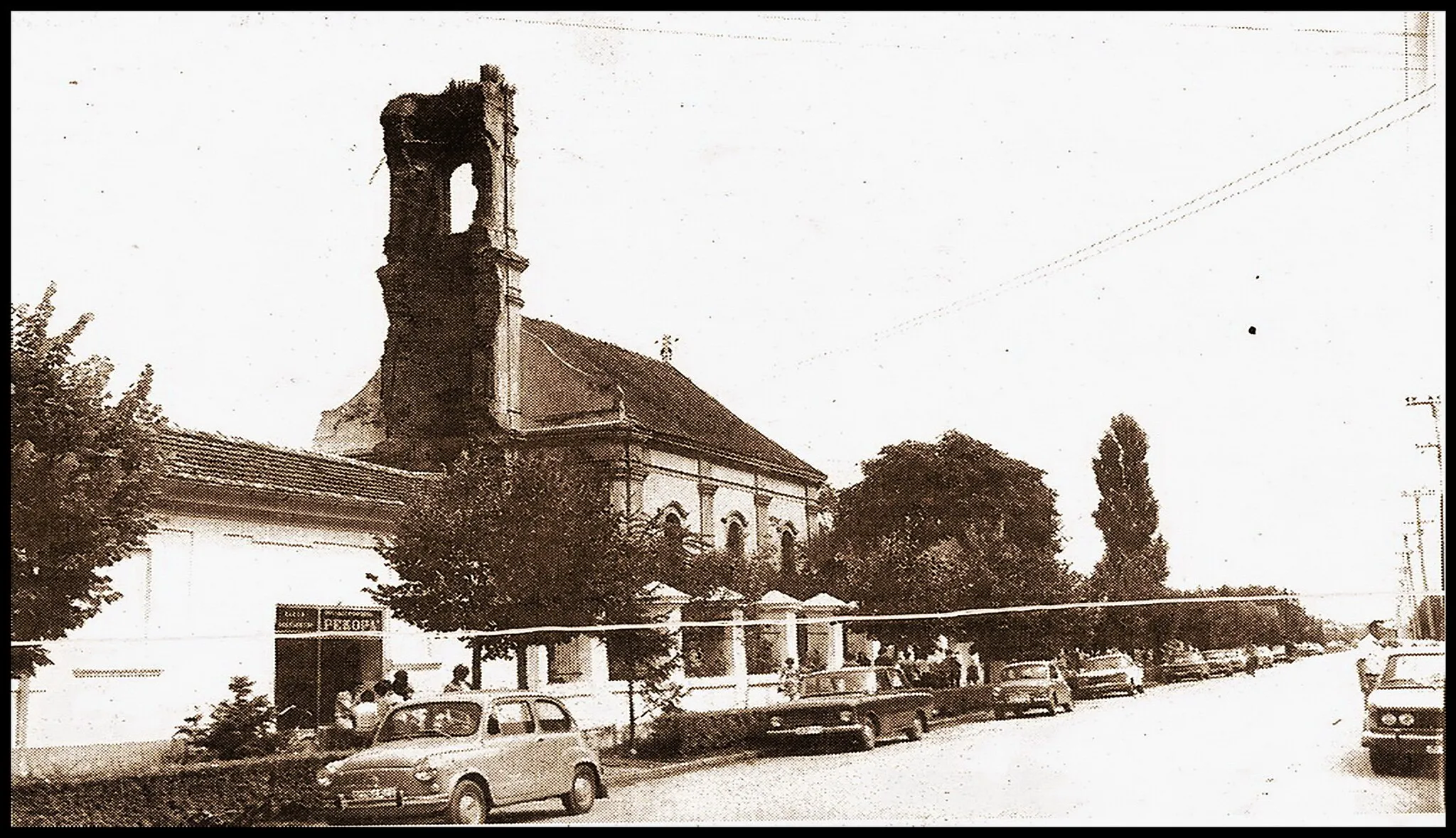 Photo showing: Црква у Шимановцима 1980. године и сласта