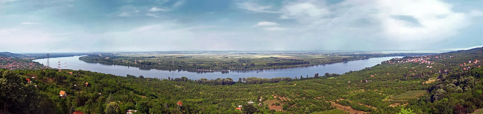 Photo showing: Panoramic image of Danube pictured in Ritopek, suburb of Belgrade, Serbia.