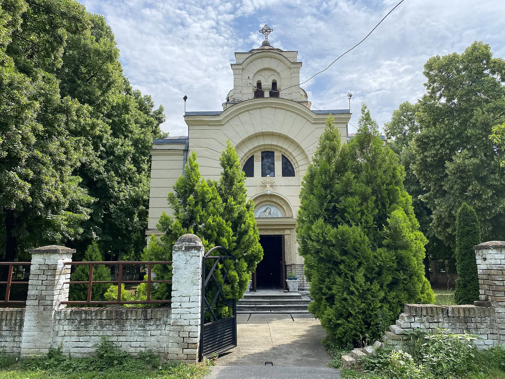 Photo showing: Српска православна црква Преображења Господњег на Тргу маршала Тита у Дебељачи, општина Ковачица.