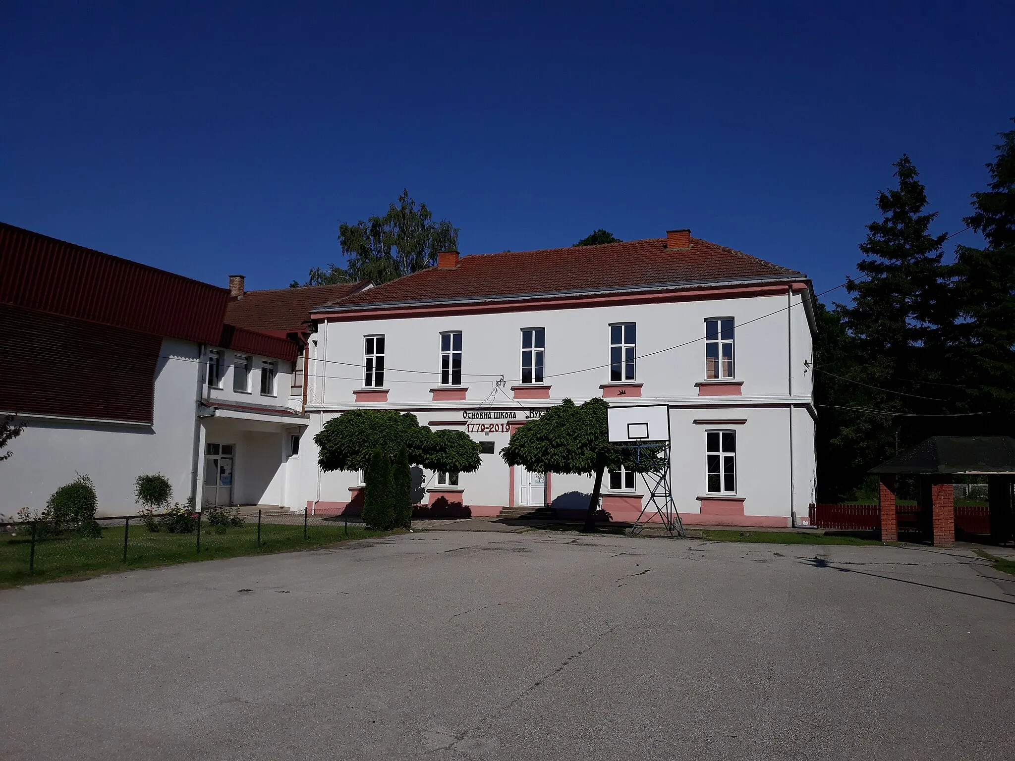 Photo showing: Школа у центру села данас