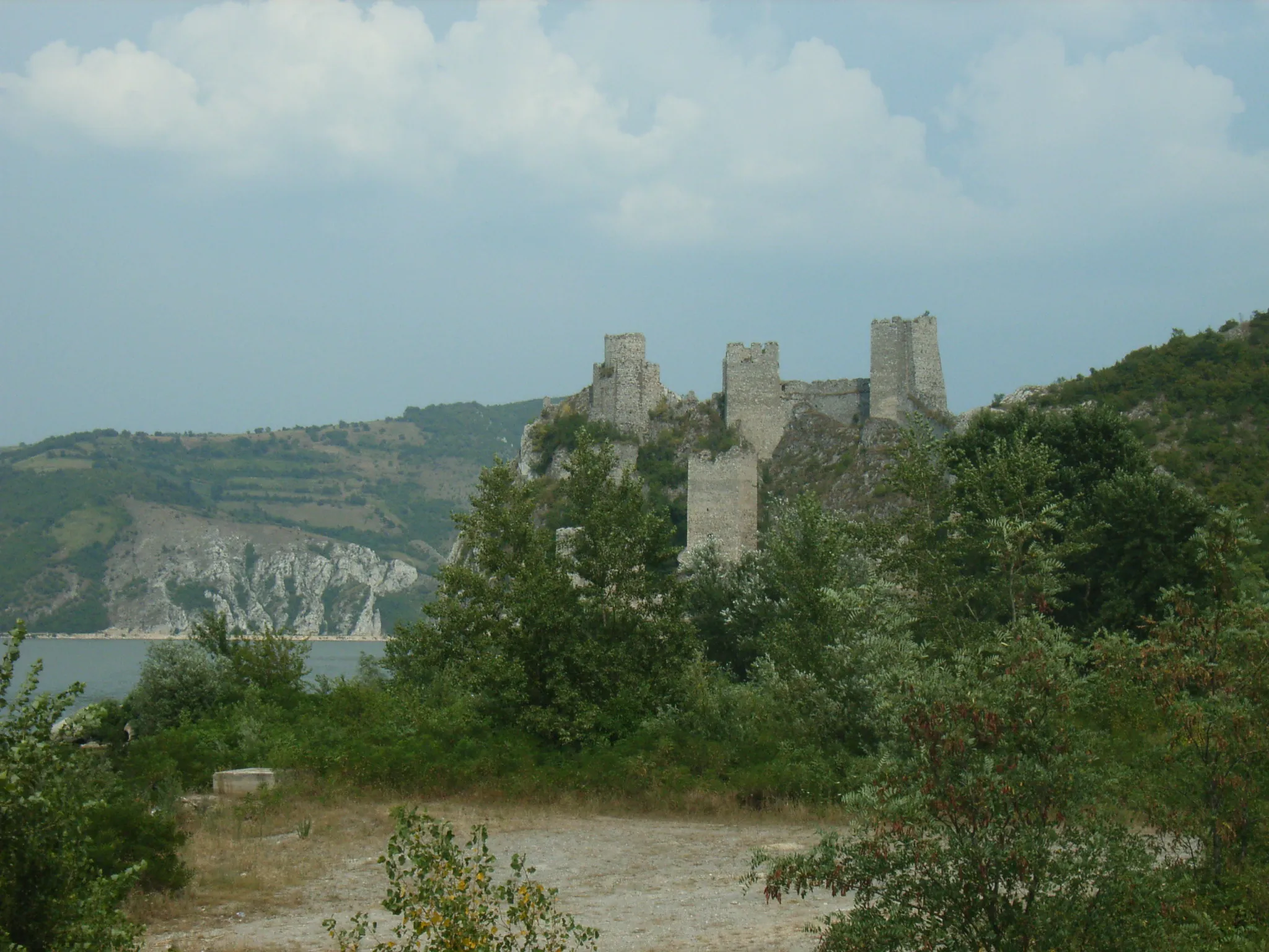 Photo showing: Golubac fortress in Eastern Serbia.