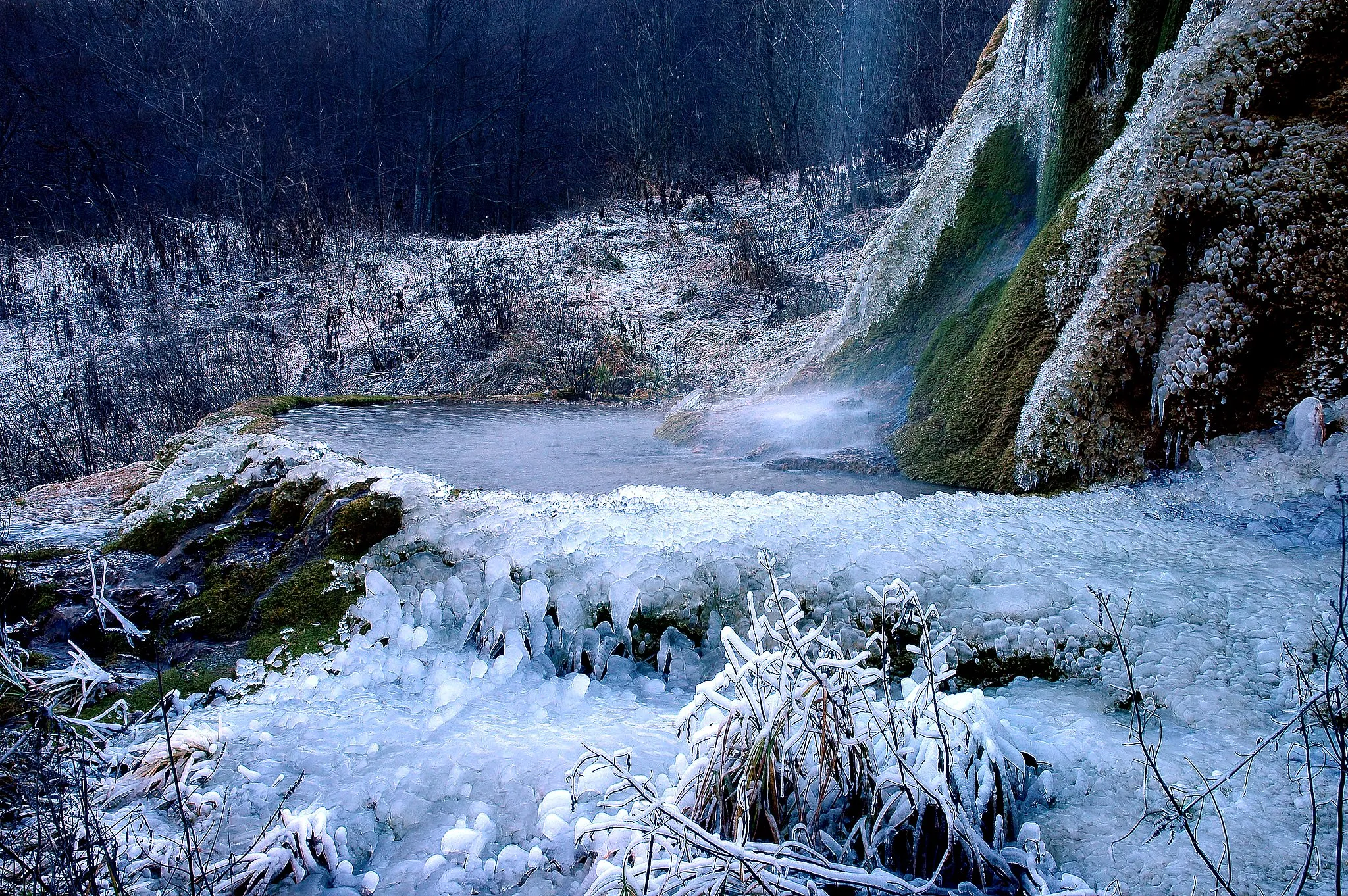 Photo showing: Prskalo waterfall is located in the Nekudovo river valey in Kucaj mountains, Eastern Serbia. Prskalo is probably the most unusual waterfall in Serbia, with a narrow streak of water falling off a pointed towering formation built by the sediments accumulated by the water flow.