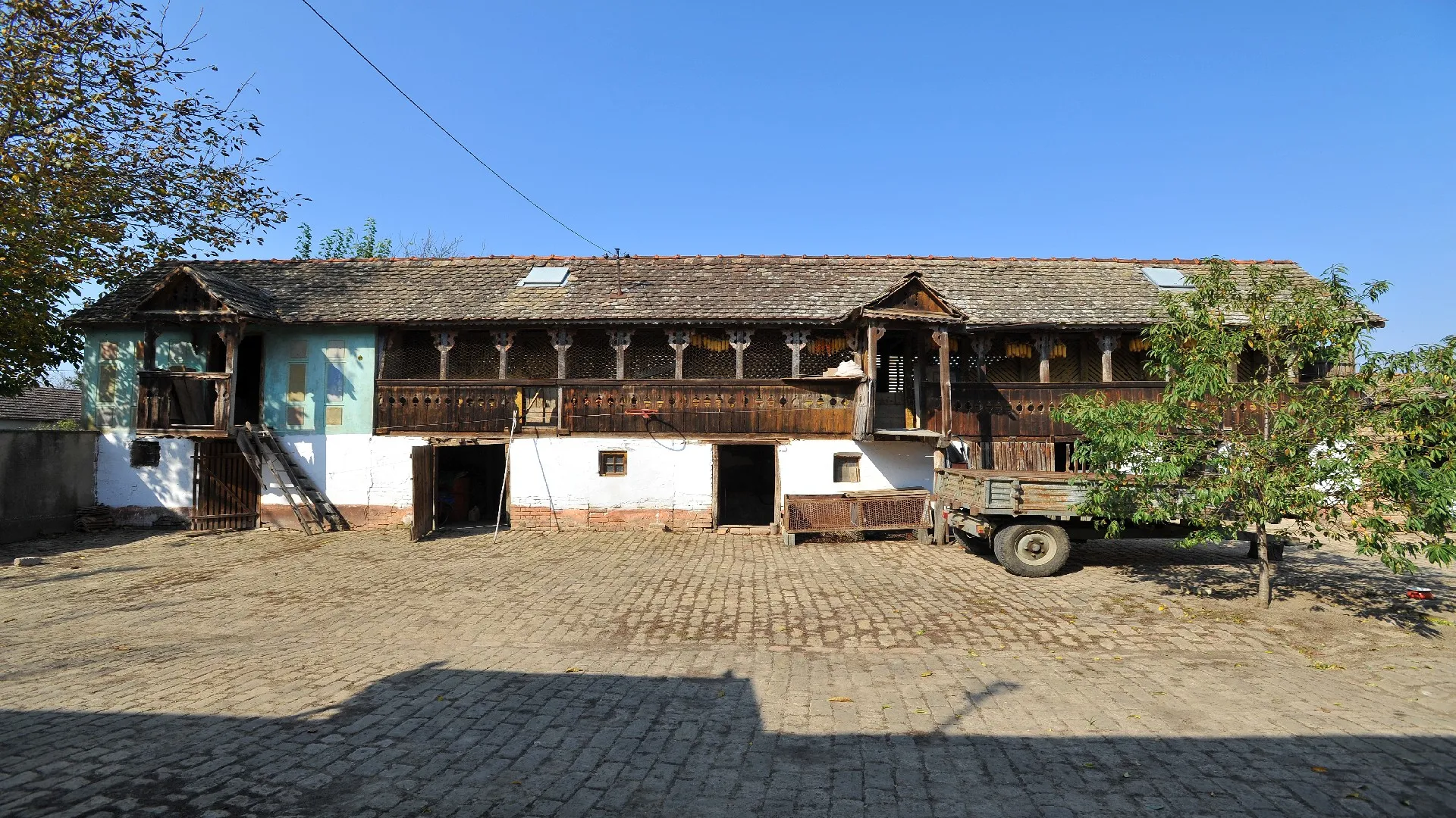 Photo showing: General look of ambar with a corner in Kupunovo, Savska 15 street