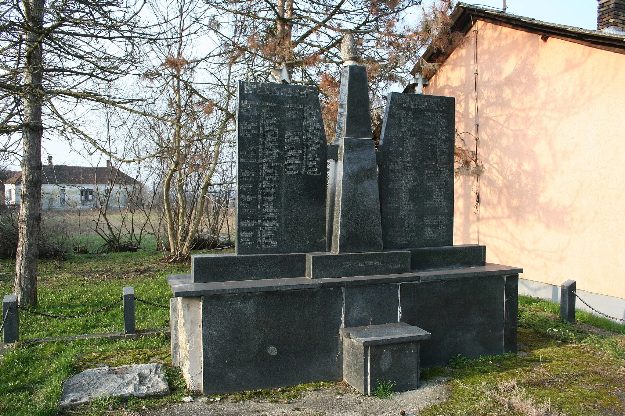 Photo showing: Spomenik u dvorištu MZ