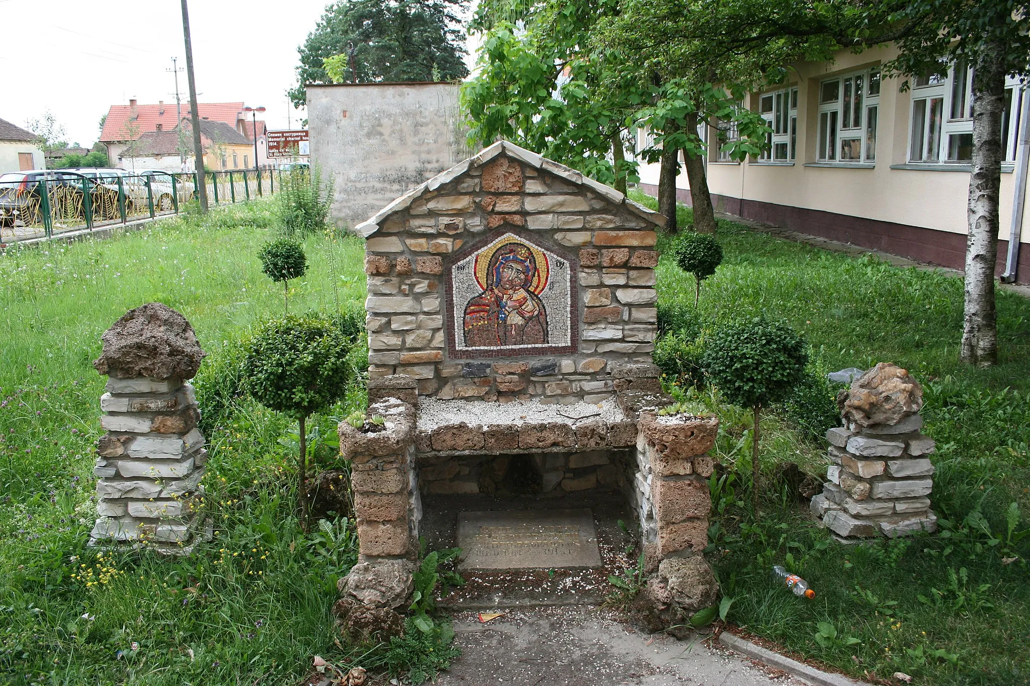 Photo showing: Spomenik u školskom dvorištu na mestu nekadašnje zapaljene škole sa živim ljudima  u Prvom svetskom ratu, od strane austrougarskih vojnika, Prnjavor