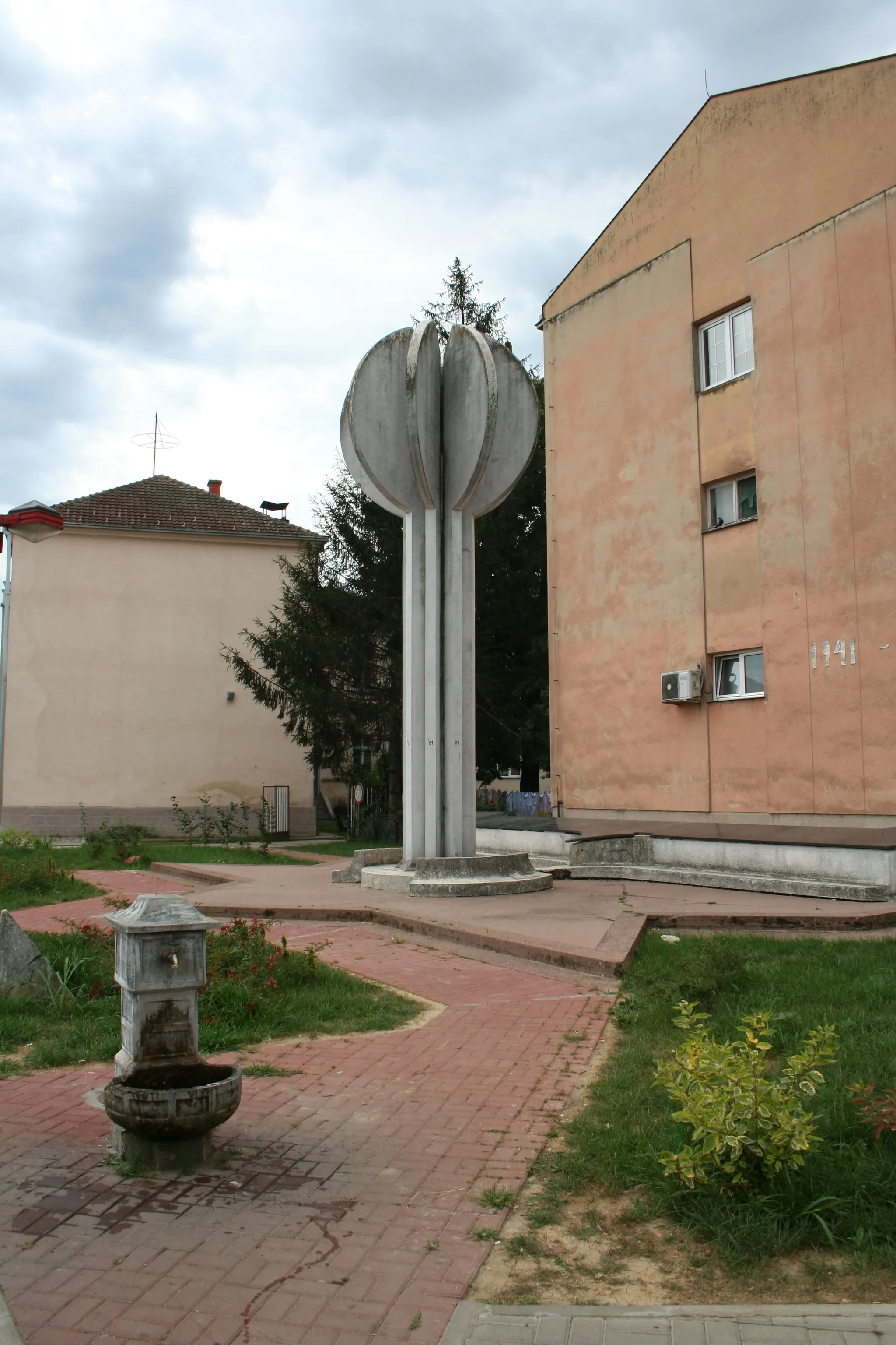 Photo showing: Spomenik poginulim borcima i stanovnicima Prnjavora u Drugom svetskom ratu