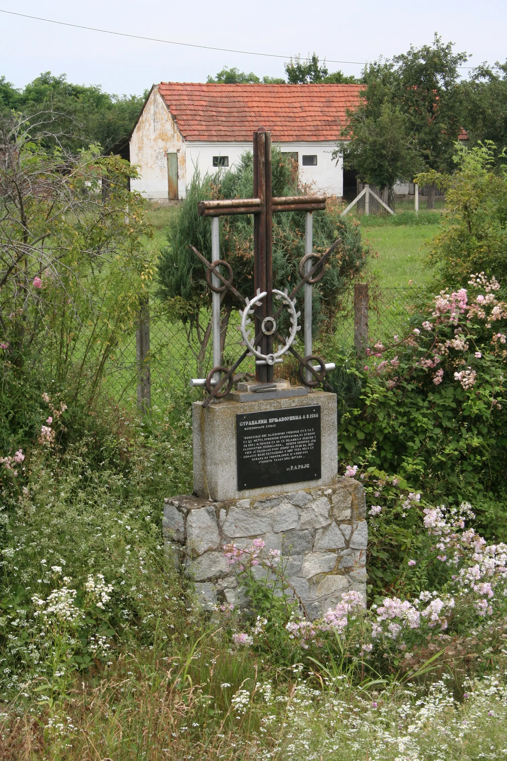 Photo showing: Spomenik koji je podigao Arčibalt Rajs 1916. godine na mestu streljanih građana Prnjavora