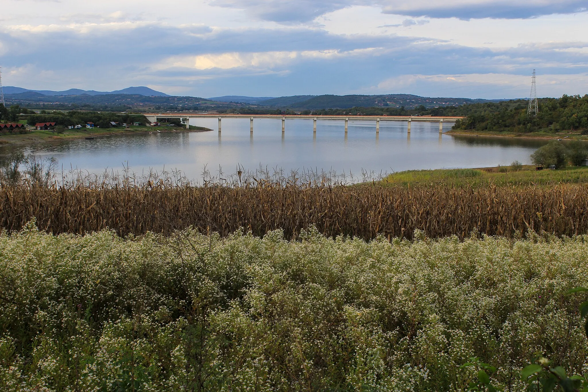 Photo showing: Gružansko jezero smešteno je u jednom delu cirkularne depresije tzv. kaldere, nastale sleganjem tla usled pražnjenja magmatskih rezervoara u plitkim delovima Zemljine kore pre 20-40 miliona godina, kada je ovaj kraj bio vulkanski aktivan.