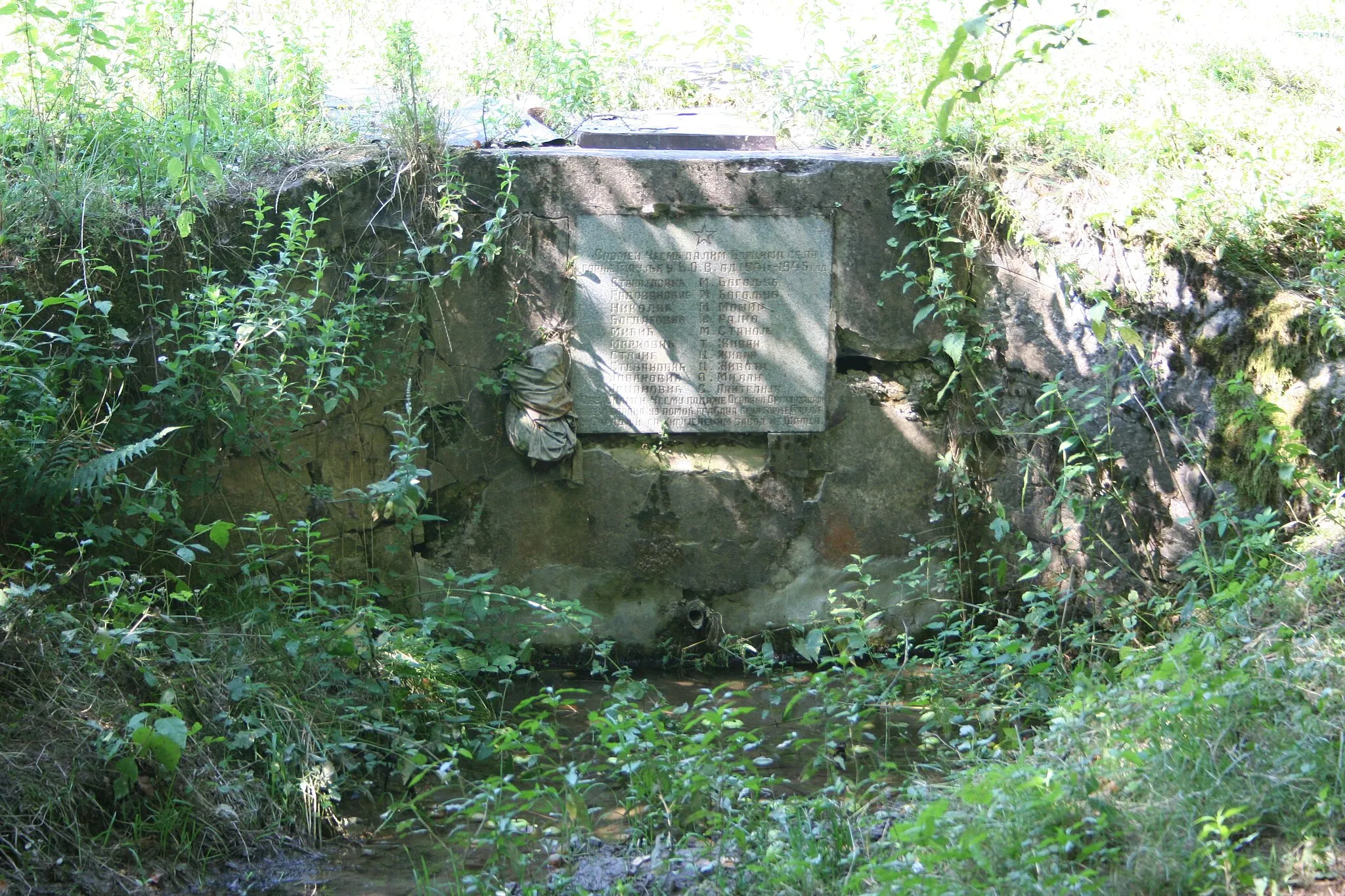 Photo showing: Spomen ploča na izvoru, Gornja Sipulja