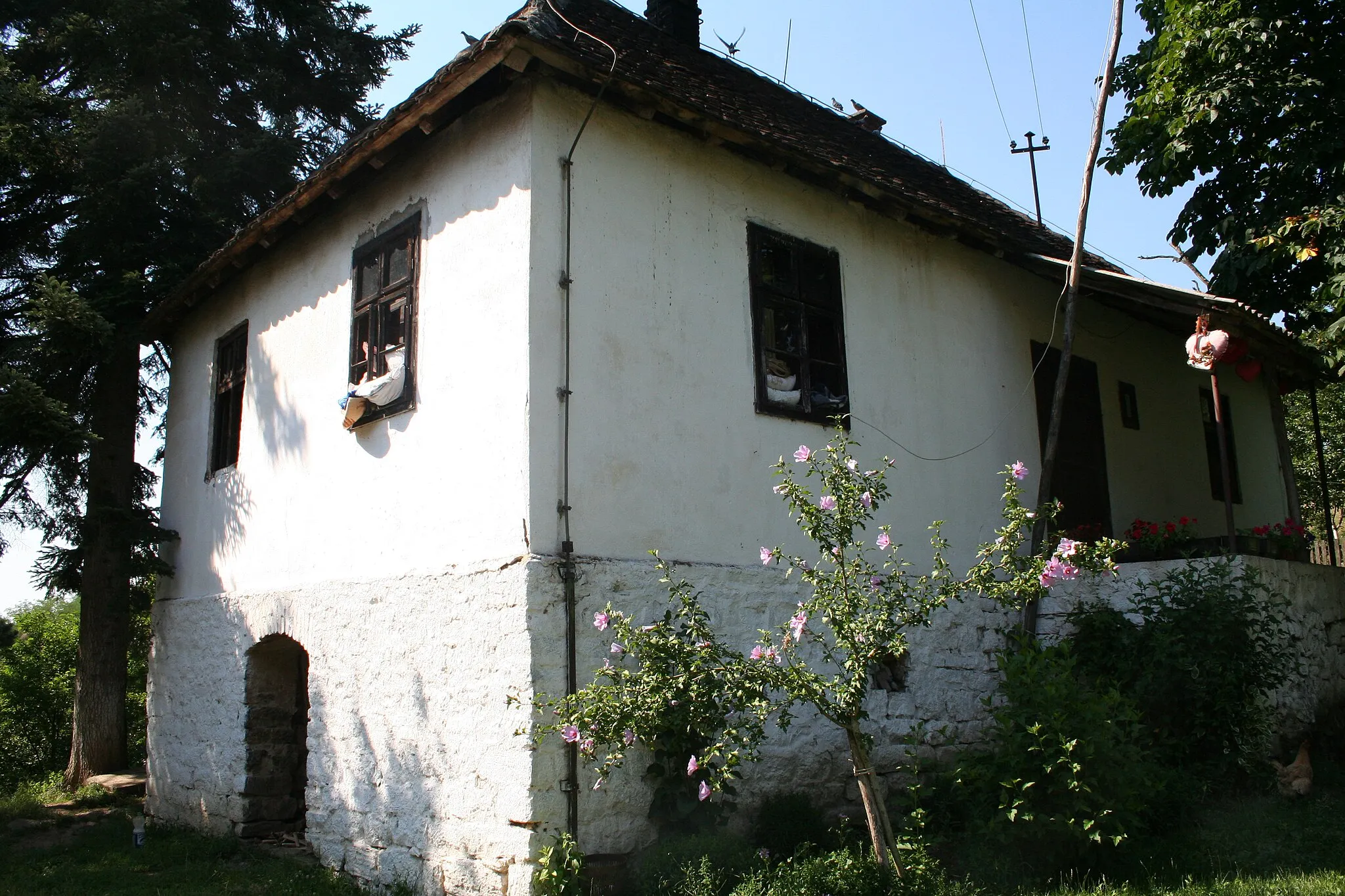 Photo showing: Zgrada u školskom dvorištu, Gornja Sipulja