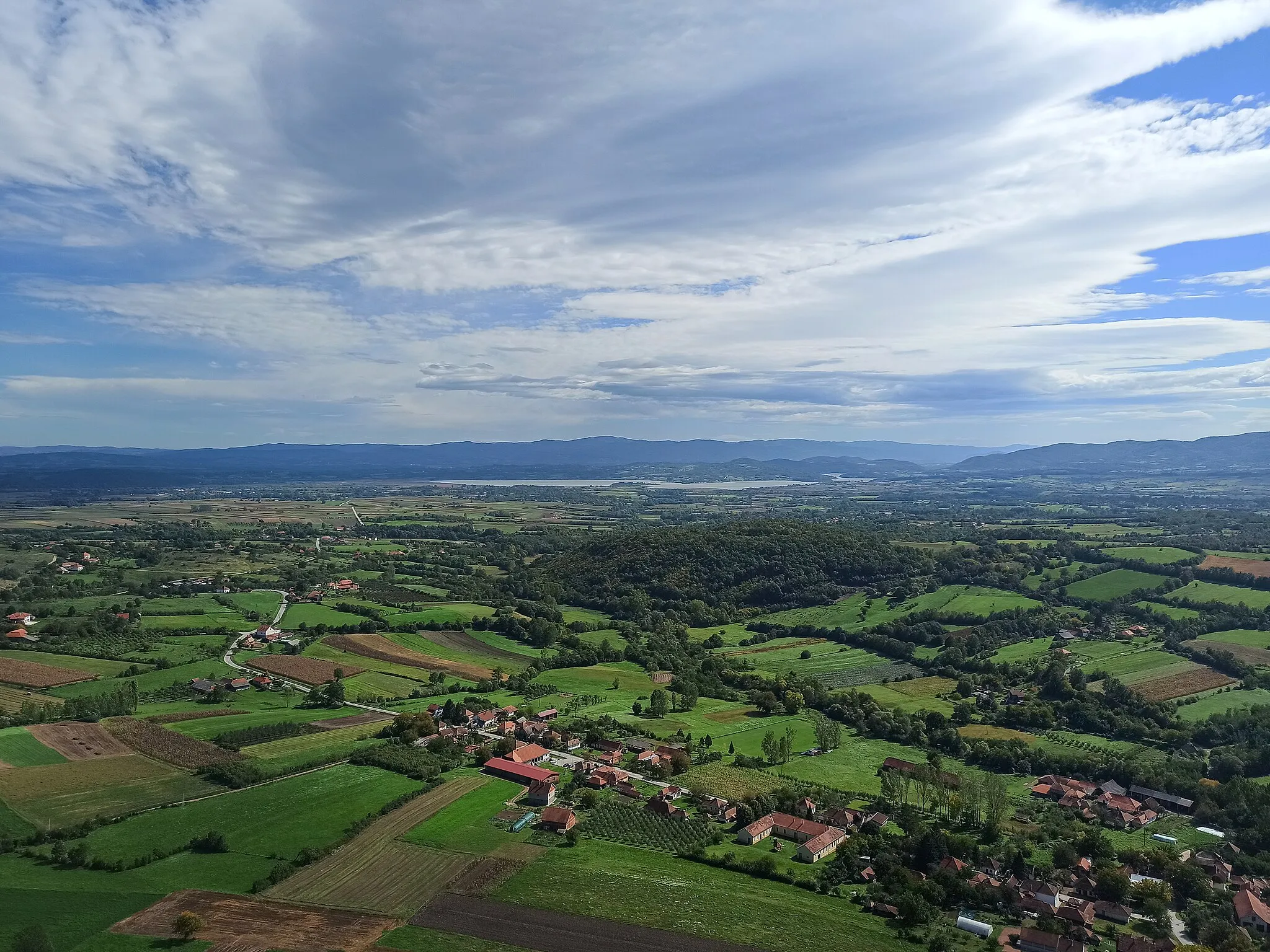 Photo showing: Pogled sa Boračkog krša na cirkularnu depresiju tzv. kalderu, nastalu sleganjem tla usled pražnjenja magmatskih rezervoara u plitkim delovima Zemljine kore pre 20-40 miliona godina, kada je ovaj kraj bio vulkanski aktivan.