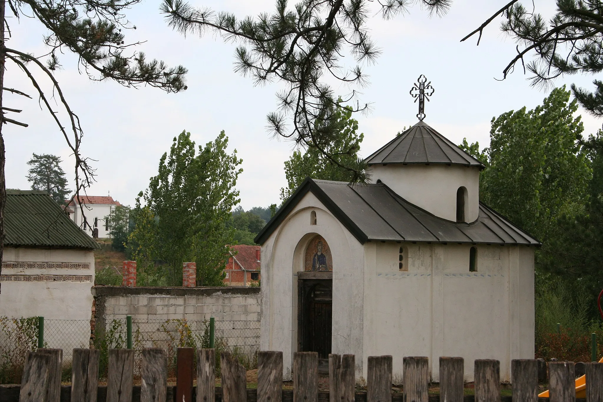 Photo showing: Crkva Vaznesenja Gospodnjeg, Donje Crniljevo, kapela na mestu starije crkve brvnare