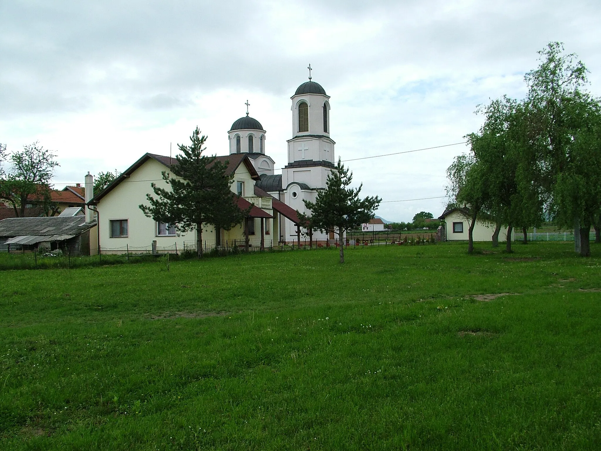 Photo showing: Crkva Glavičice i kuća oca Nenada