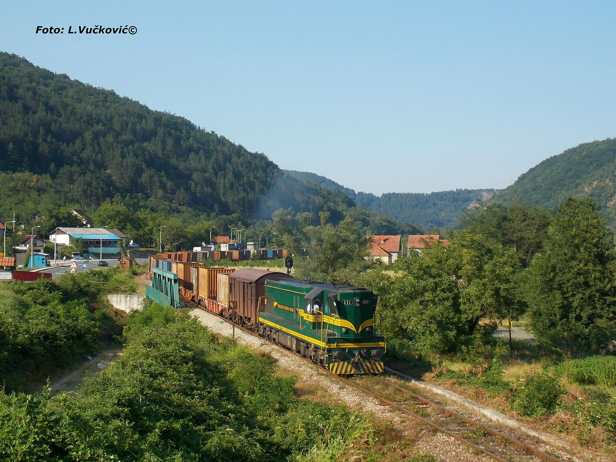 Photo showing: Теретни воз пролази Бугутовац.
