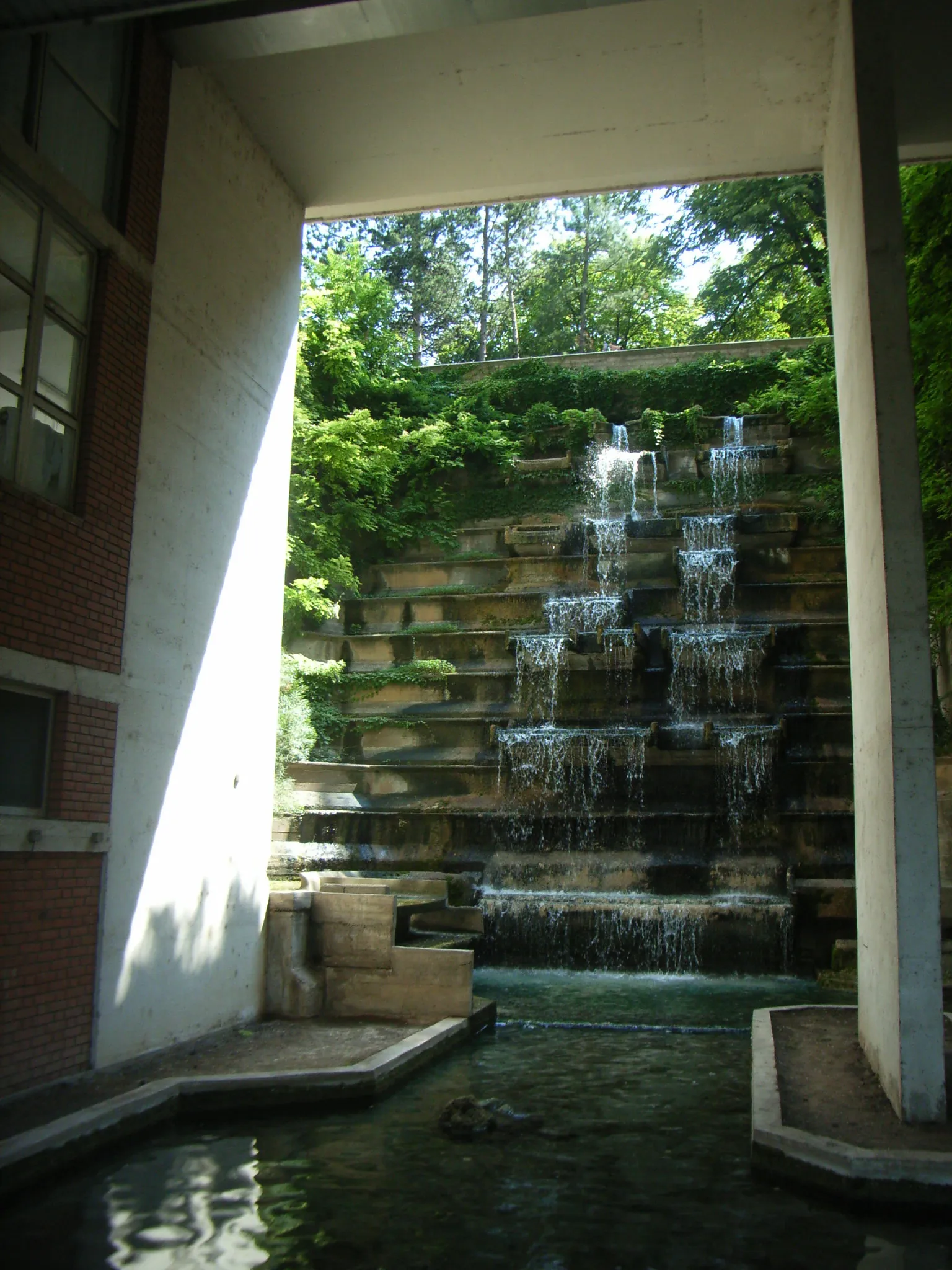 Photo showing: Wasserfall am Hotel Radon in Niška Banja (Serbien)