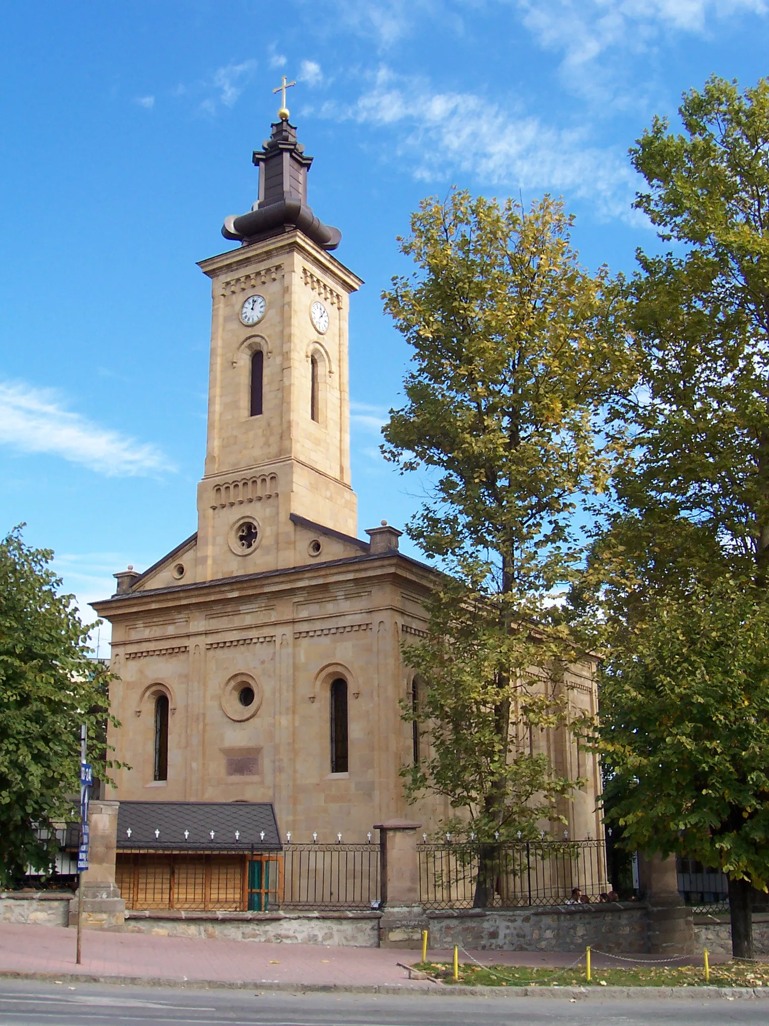 Photo showing: Church of Holy Trinity in Gornji Milanovac. Copyright 2006 by Nikola Smolenski.