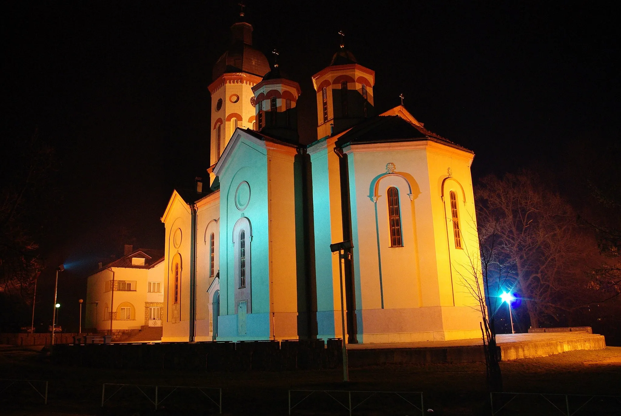 Photo showing: Church in Loznica by night.
