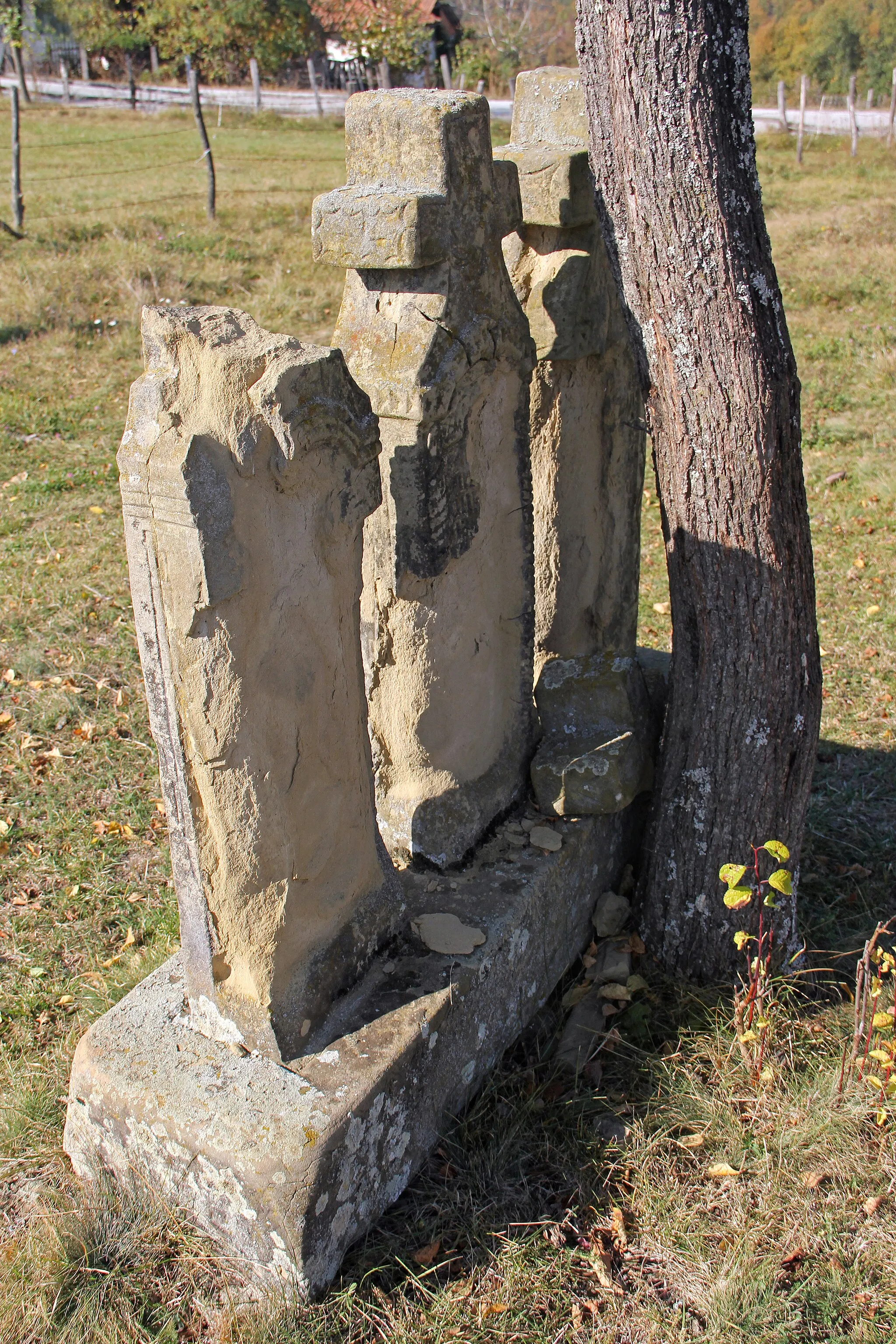 Photo showing: Triple gravestone in the village of Srezojevci (the municipality of Gornji Milanovac), Serbia.