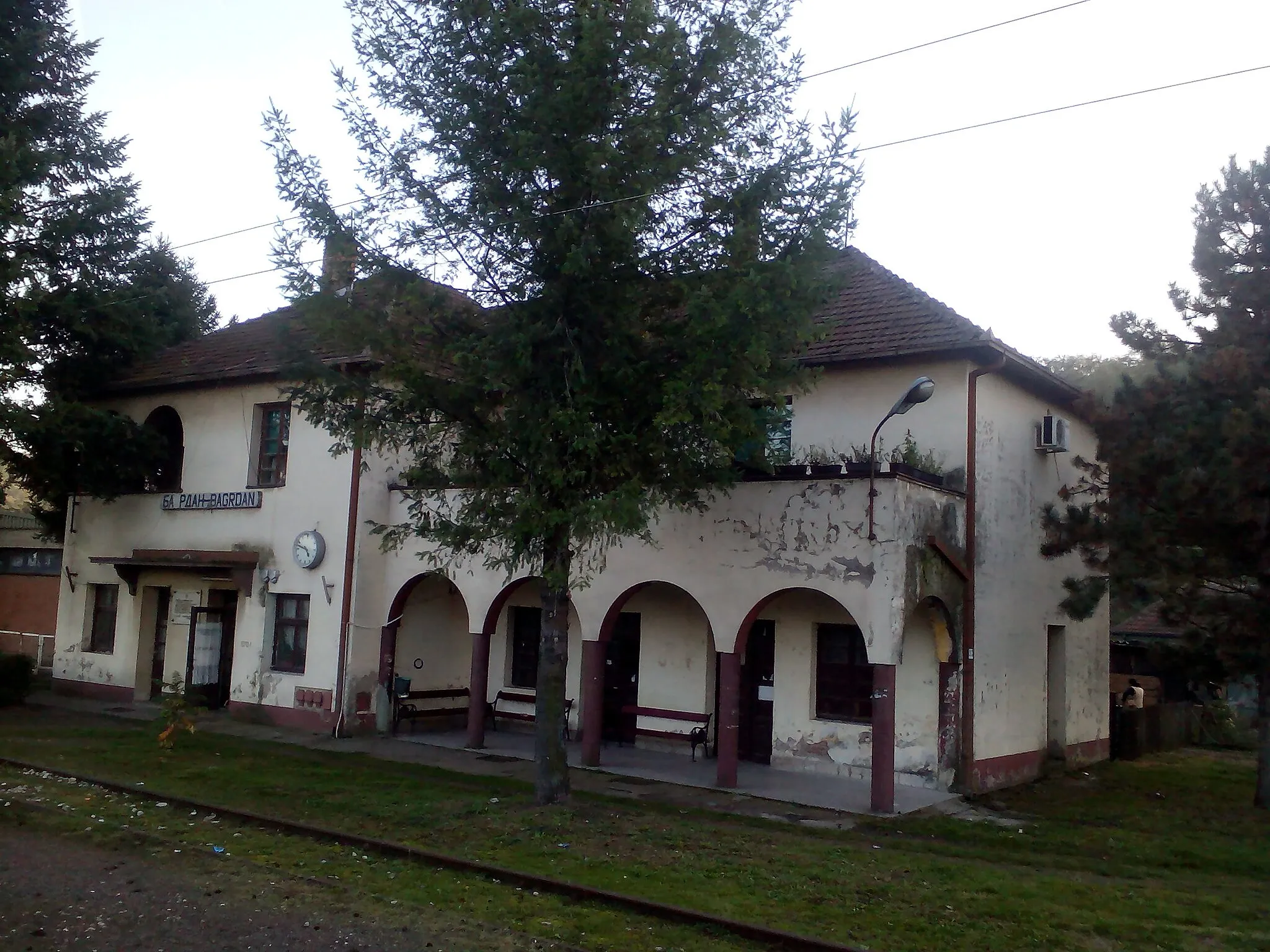 Photo showing: Зграда железничке станице у Багрдану на којој се налази спомен плоча. Аутор фотографије је Иван Миловановић