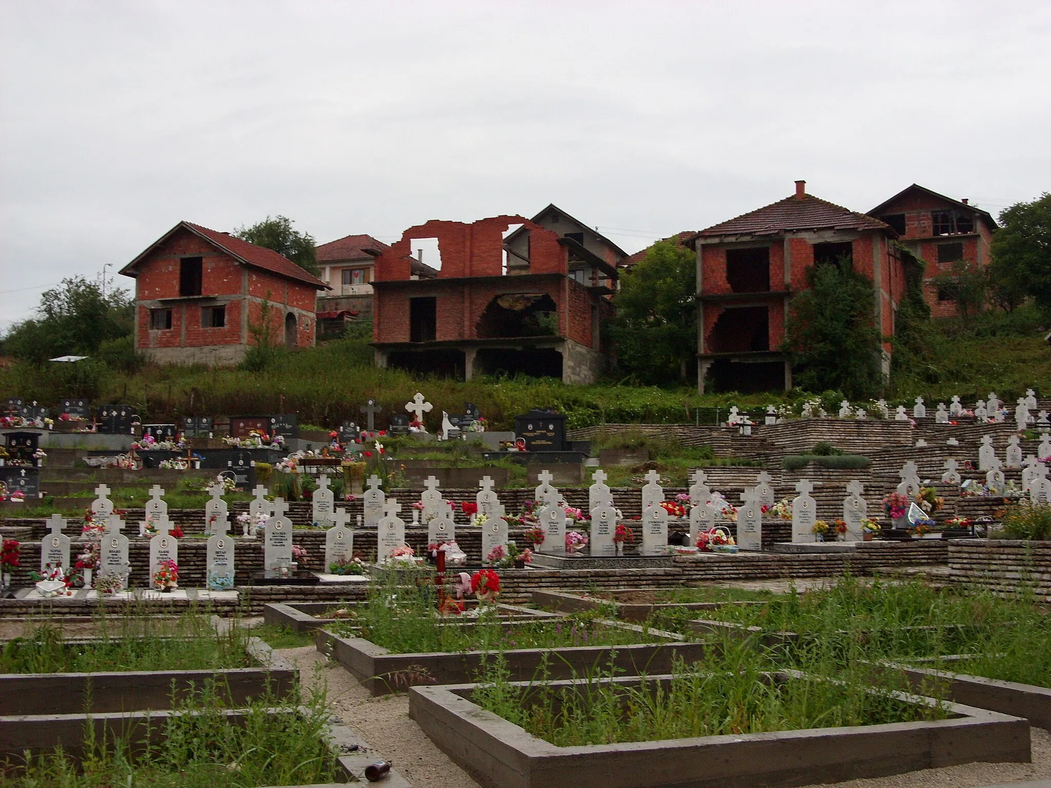 Photo showing: Serbian graveyard and abandoned houses in Bratunac, East Bosnia.