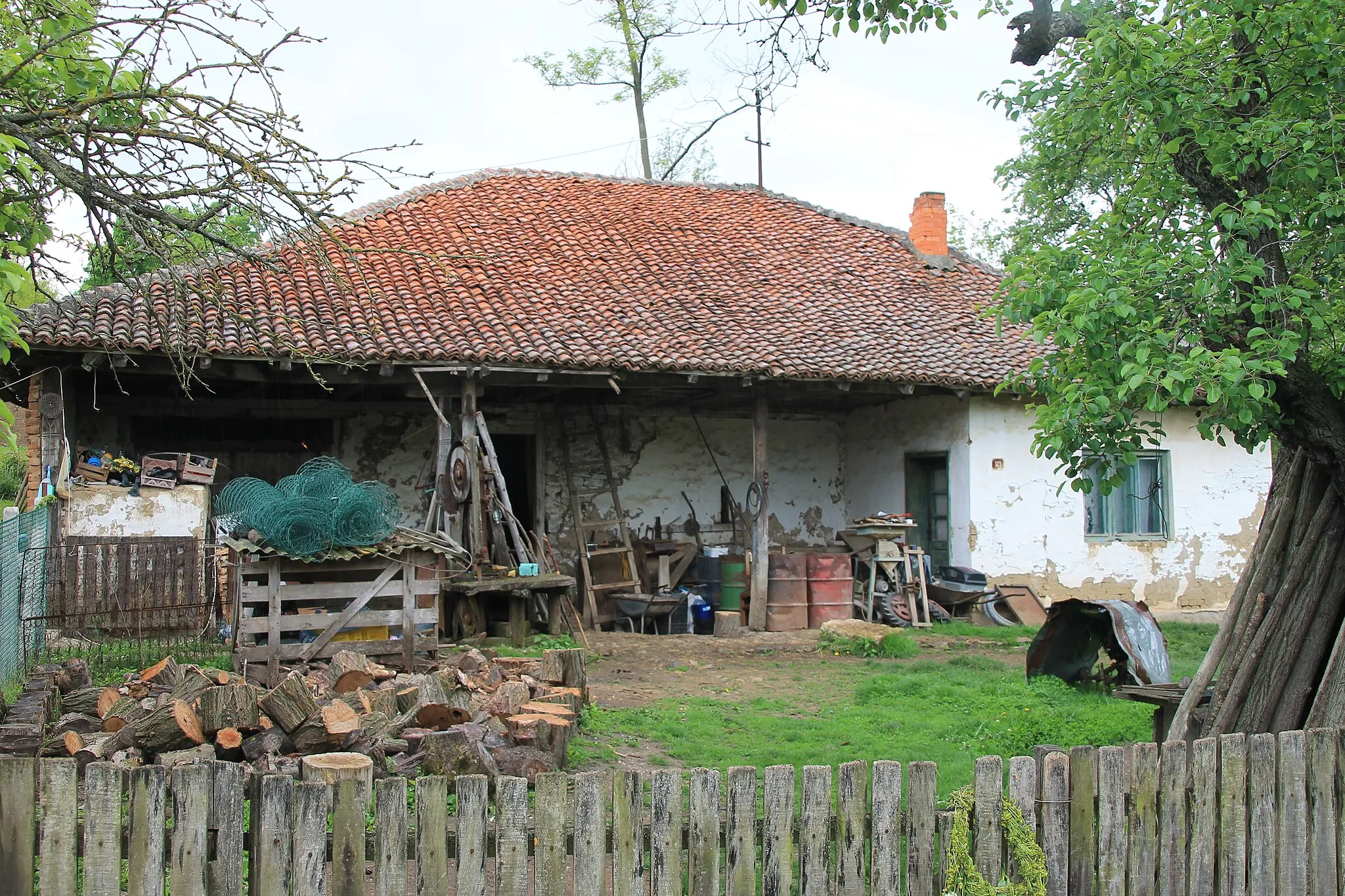 Photo showing: Stara seoska zgrada