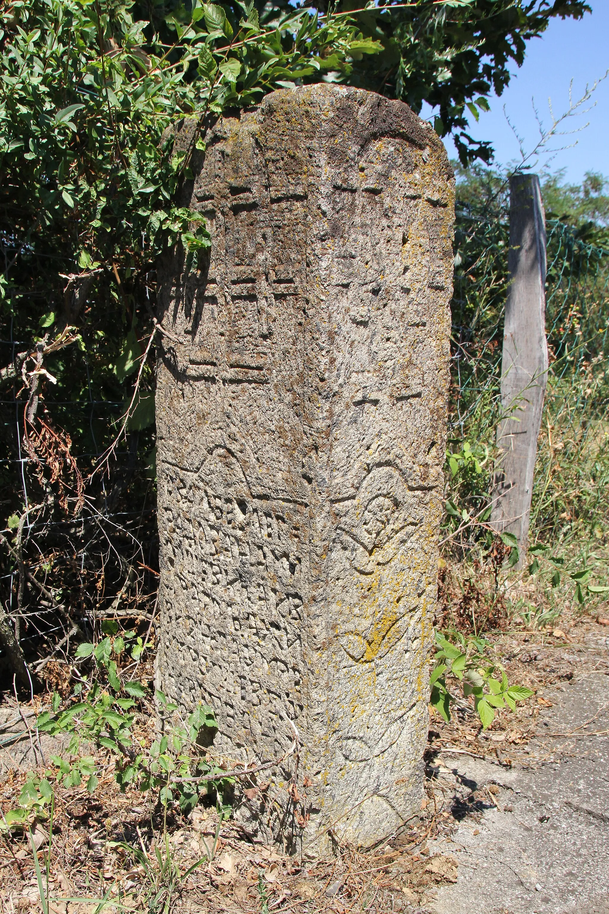 Photo showing: Roadside tombstones located in the village of Dragolj (the municipality of Gornji Milanovac), Serbia.