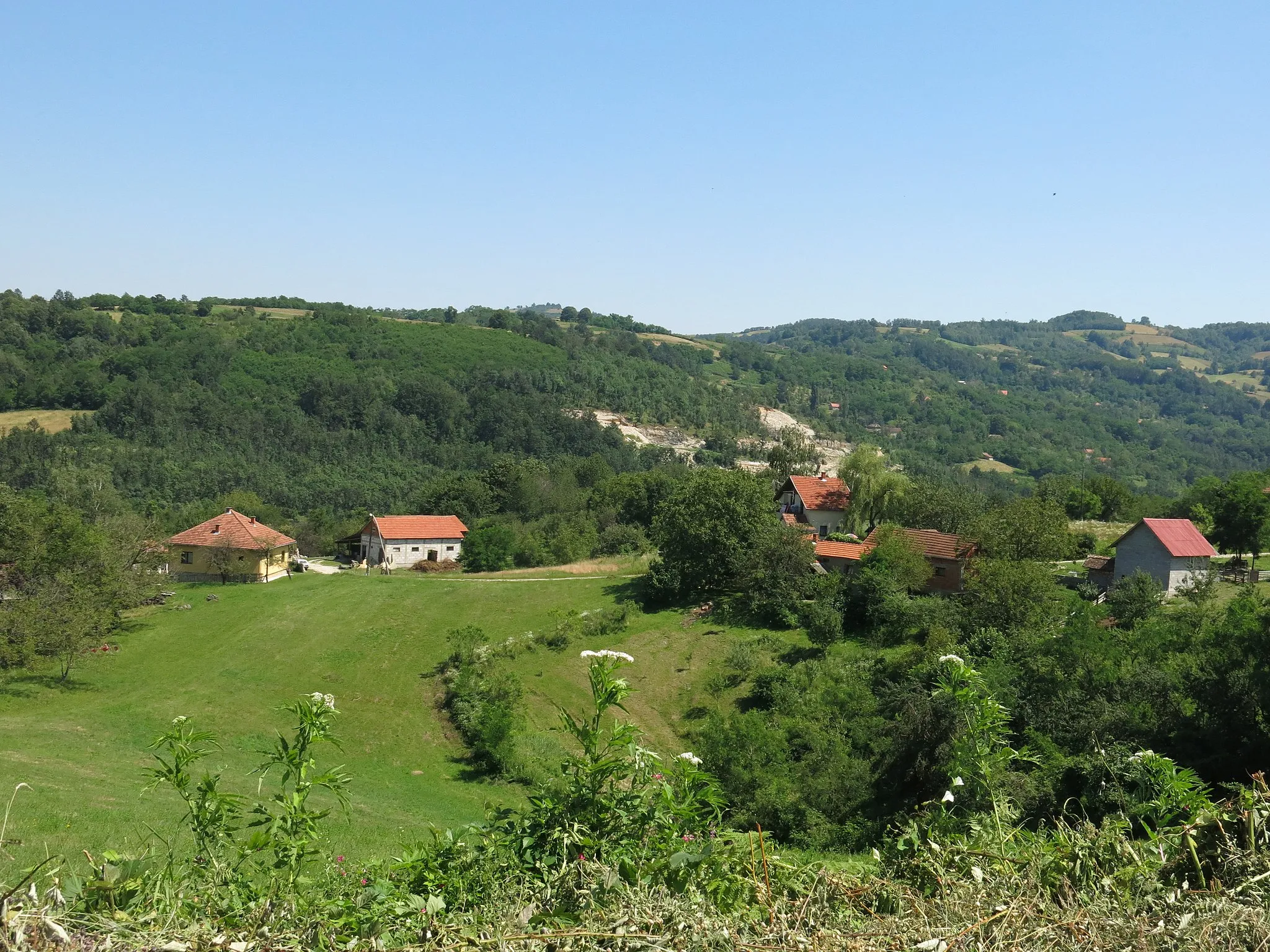 Photo showing: Struganik, Houses in the village