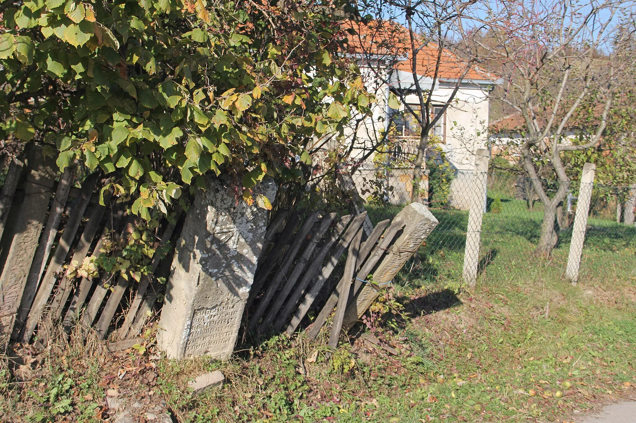 Photo showing: Roadside gravestone erected in memory of unknown Popovic in the village of Boljkovci (municipality of Gornji Milanovac), Serbia.