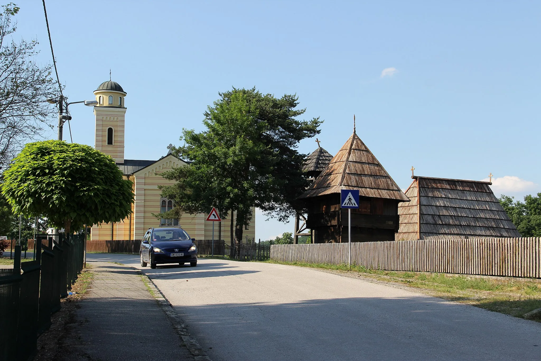 Photo showing: Church, Gavrović chardak and a log cabin church in Pranjani near Gornji Milanovac