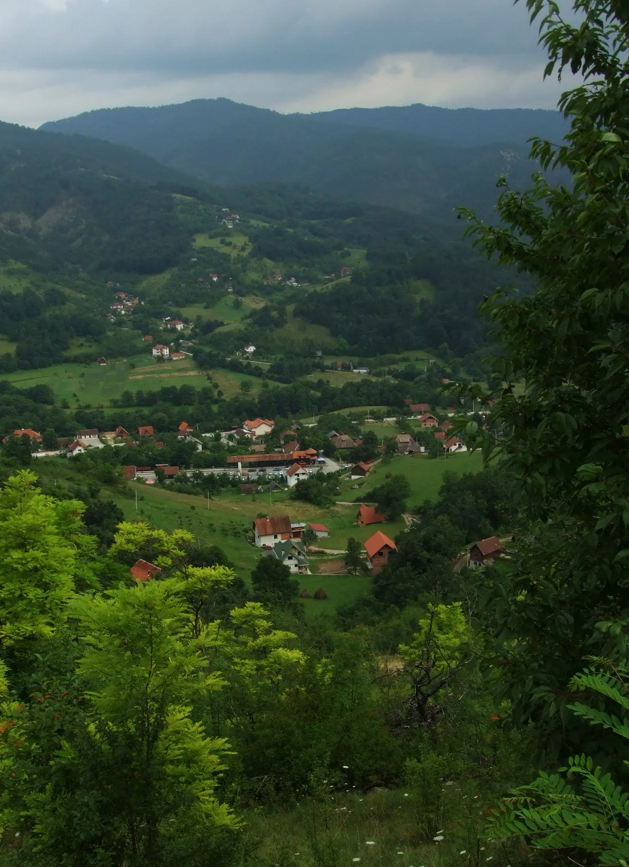 Photo showing: Mokra Gora seen from Drvengrad - view of the train station and surrounding part of the town, Serbia