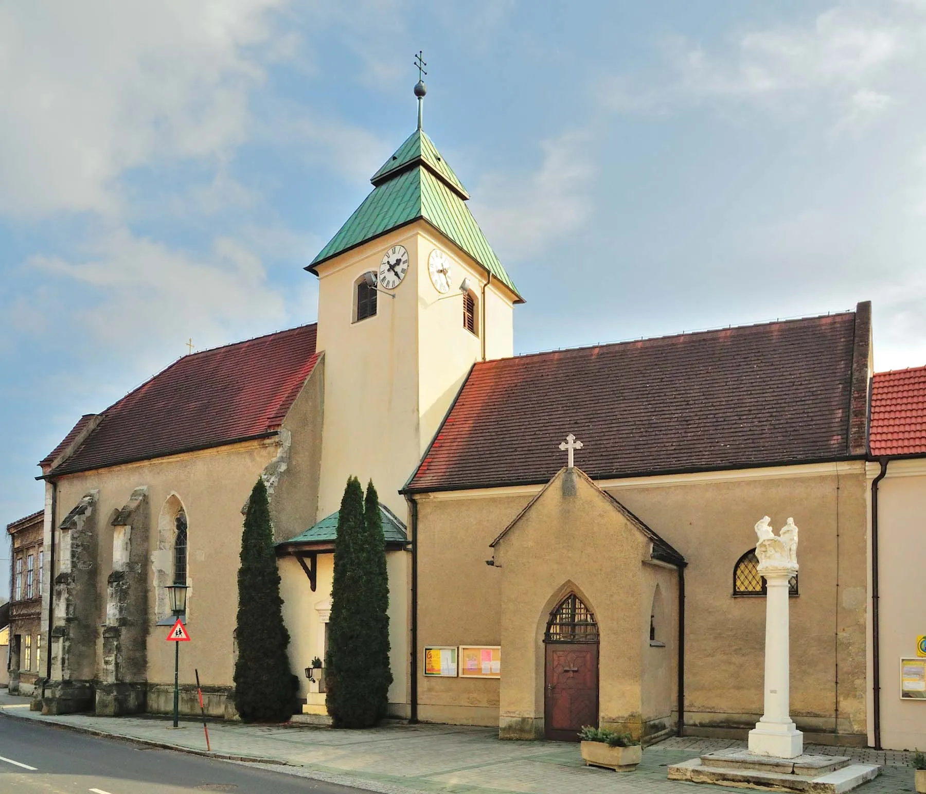 Photo showing: Catholic church in Deutsch-Haslau, Municipality Prellenkirchen, Lower Austria, Austria